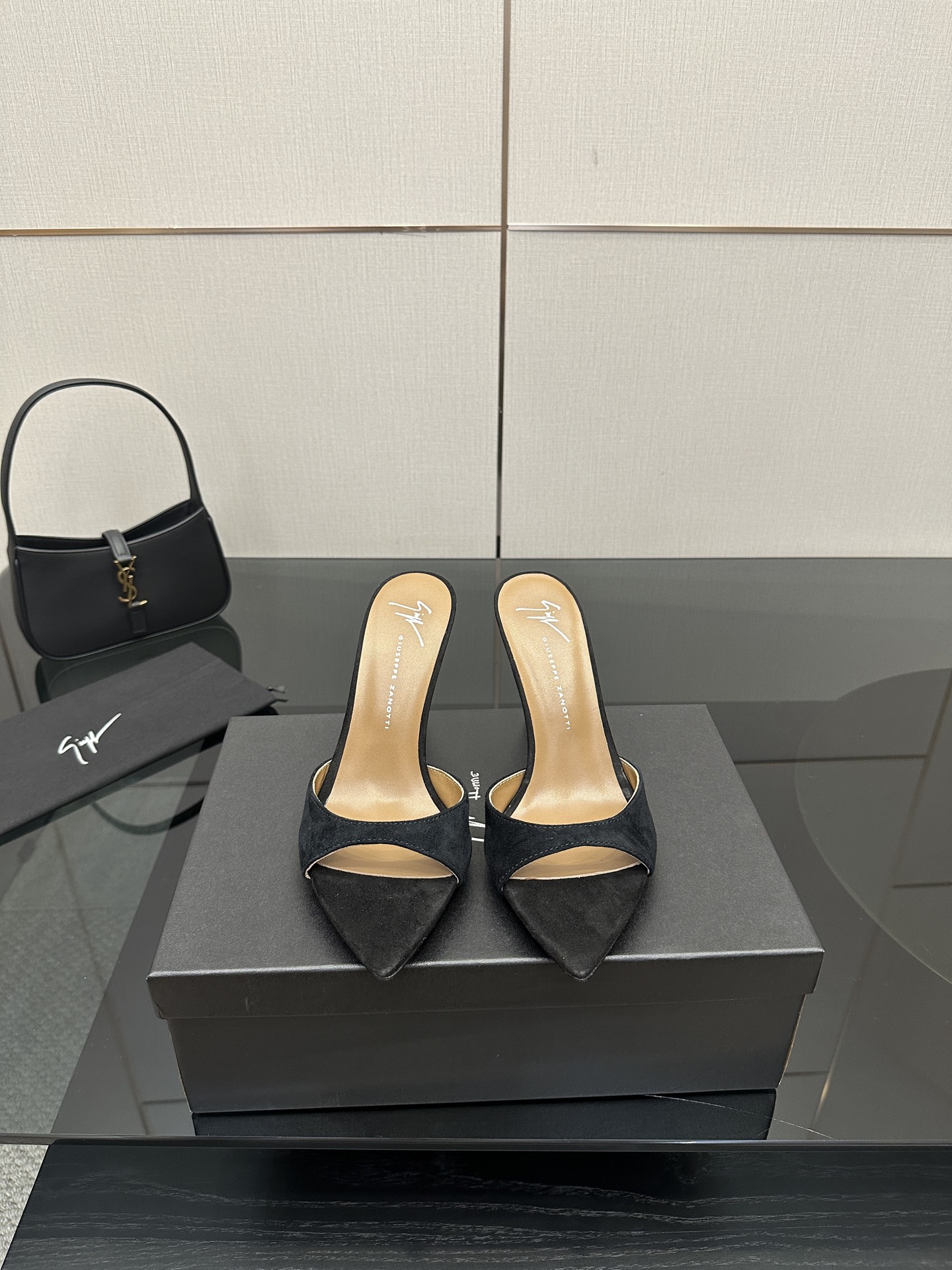 NO:481527,Giuseppe Zanotti— New SS2025 Product New Summer Series High Heel Sandals!  Why do you miss a pair of fairy shoes in the light summer when pointed high-heeled slippers? When you match various small skirts, you don’t pick on the feet at all. The transparent flashing diamonds show a fantasy under the light. It’s so beautiful that it looks whiter and makes people feel overwhelmed!  The delicate crystal chain decoration illuminates the delicate and elegant lines of the ankle, unleashing infinite elegance and explore more selected high heels!  Fabric patent leather, Yangjing, cowhide, outsole leather outsole size 35-42 (customized by 40, 41, 42), high heels, high heels, slippers, slippers, skirts, cowhide, sheep, Leather soles19860909Giuseppe Zanotti— SS2025新品 全新夏季系列高跟凉鞋 ！ 尖头高跟拖鞋淡淡的夏日里怎么少得了一双仙女鞋 各种小裙子搭配起来 完全不挑脚型哦 通透的闪钻在光线的照耀下呈现幻彩 真的美的过分 上脚显白的让人上头！细巧水晶链饰点亮脚踝纤雅线条 释放无限优雅魅力 探索更多臻选高跟鞋！ 面料漆皮,羊京,牛皮 大底真皮大底 码数35-42（40、41、42定制）,高跟鞋拖鞋,sandals,high heels,slippers,skirts,cowhide,sheep,Leather soles,Women's Shoes