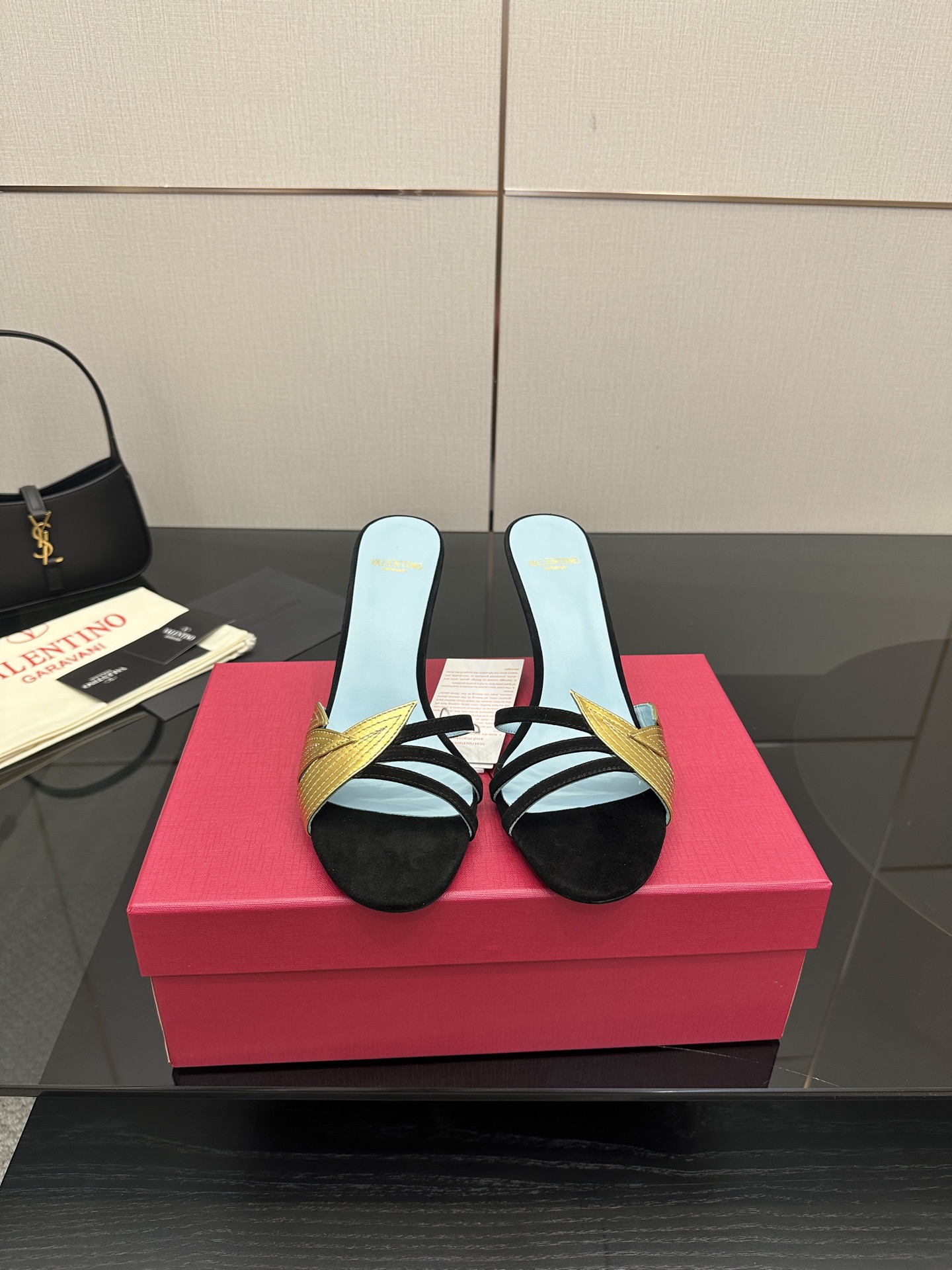 NO:481537,Valentino Valentino's hottest new product in 2025. The new sandals are so easy to wear... The latest logo buckle is perfectly combined with sexy pointed toe. It is simply the pinnacle of summer fashion. Original replica of cowhide upper, footbed sheepskin, outsole, Italian leather outsole. Size 35-39 (40 41 42 Customized, no return or replacement), high heels, valentino, valentino, sandals, high heels, slippers, cowhide, sheepskin, Leather soles19860909Valentino 华伦天奴 2025最火爆新品 新款凉鞋也太好穿啦... 最新logo饰扣 与性感尖头完美结合简直是夏天时髦巅峰原版复刻 鞋面牛皮 垫脚羊皮 大底意大利真皮大底 码数 35-39（40 41 42 定制不退不换）,高跟鞋拖鞋,valentino,valentino,sandals,high heels,slippers,cowhide,sheepskin,Leather soles,Women's Shoes