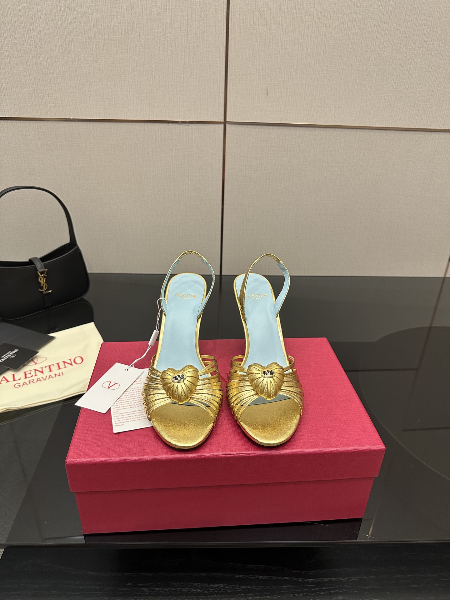 NO:482396,Valentino Valentino's hottest new product in 2025. The new sandals are so easy to wear... The latest logo buckle is perfectly combined with sexy pointed toe. It is simply the pinnacle of summer fashion. Original replica of cowhide upper, footbed sheepskin, outsole, Italian leather outsole. Size 35-39 (40 41 42 Customized, no return or replacement), semi-storing high heels, valentino, valentino, sandals, high heels, cowhide, sheepskin, Leather soles19860909Valentino 华伦天奴 2025最火爆新品 新款凉鞋也太好穿啦... 最新logo饰扣 与性感尖头完美结合简直是夏天时髦巅峰原版复刻 鞋面牛皮 垫脚羊皮 大底意大利真皮大底 码数 35-39（40 41 42 定制不退不换）,半拖高跟鞋,valentino,valentino,sandals,high heels,cowhide,sheepskin,Leather soles,Women's Shoes