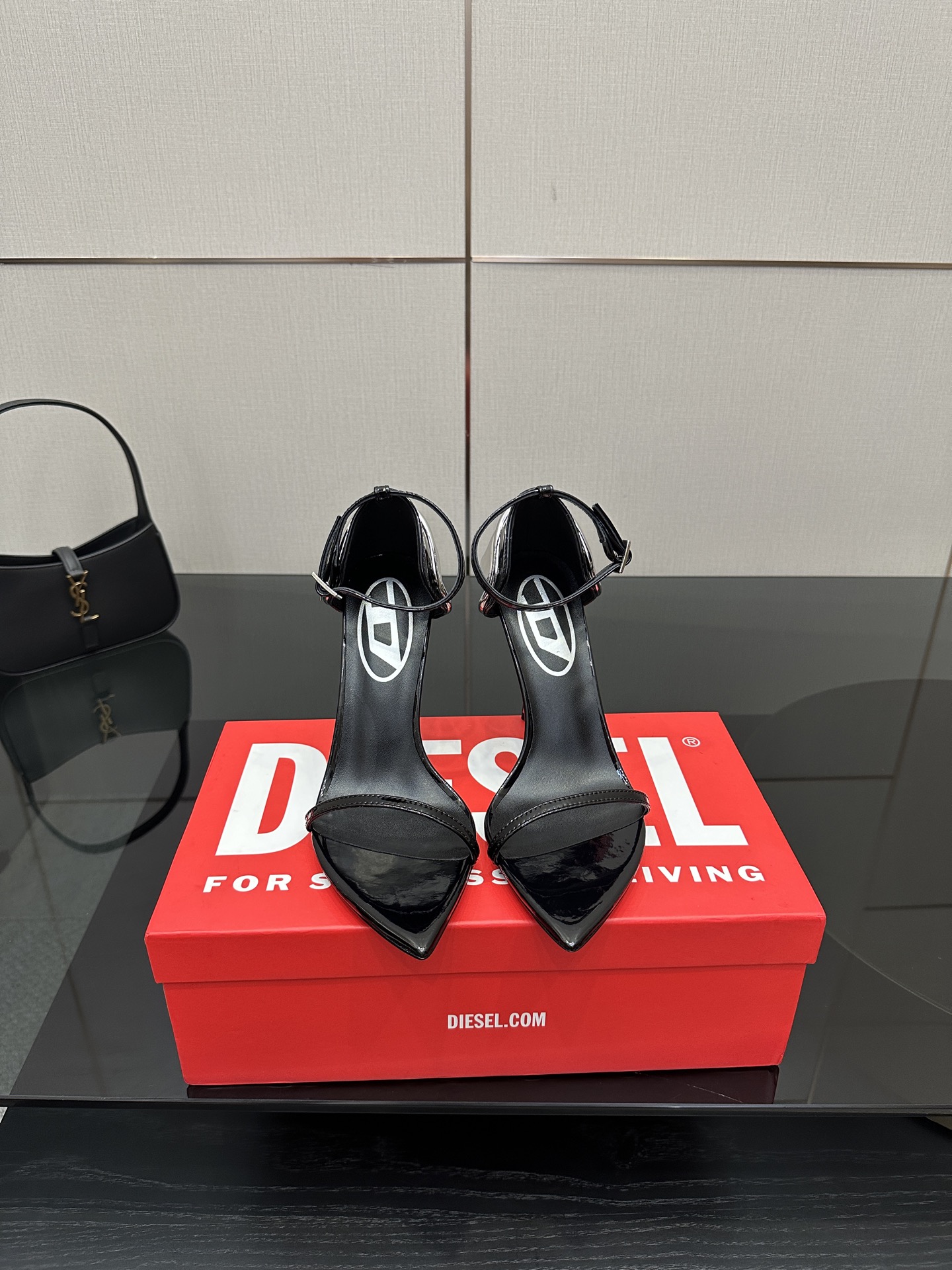 NO:484602,2025 new Diesel rear metal decorative pointed-toe high heels F/W25 Sexiest Shoes Award was awarded to DIESEL and debuted at Milan Fashion Week. It can be said that the scene is exciting and Dlog high heels shine!  One shoe is hard to find. The new product in the new season is extremely eye-catching. Beautiful Diesel high heels DIESEL Exclusive brand recognition original mold opening hardware. Smooth lines, elegant style. Must-have for people. Beautiful to suffocate. Upper patent leather. Inner sheepskin. Foot-up sheepskin. Original custom leather sole. Size: 35-39. No return or exchange codes are supported. (40.41.42. Customized without return or exchange) Heel height is 10.5cm. Packaging Diesel original packaging. Multi-color, available for customization, high heels, sheepskin.198609092025年新品Diesel后金属装饰尖头高跟鞋 F/W25最性感鞋子大奖颁给DIESEL 亮相米兰时装周  可以说现场状况精彩不断 Dlog高跟鞋大放异彩！一鞋难求 新一季的新品无比抢眼 绝美Diesel高跟鞋 DIESEL 独家品牌辨识度的原版开模五金 流畅的线条,优雅版型 人手必备 美到窒息 鞋面漆皮 内里绵羊皮 垫脚羊皮 鞋底原版定制真皮鞋底 码数:35-39不支持退可换码(40.41.42定做不退不换） 跟高10.5cm 包装Diesel原版包装 颜色多色发售,可订制颜色,高跟鞋凉鞋,sandals,high heels,sheepskin,Women's Shoes