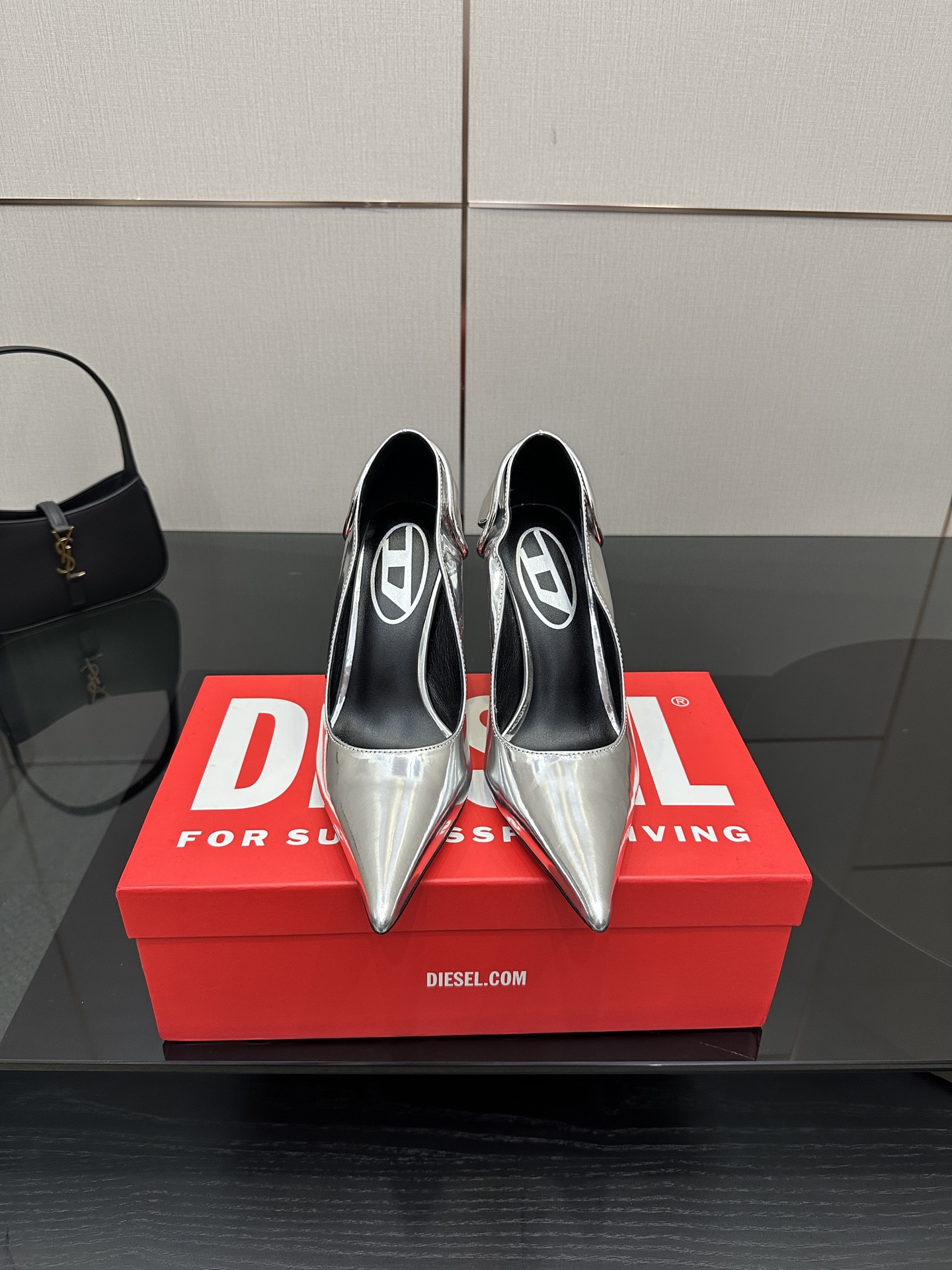 NO:484598,2025 new Diesel rear metal decorative pointed-toe high heels F/W25 Sexiest Shoes Award was awarded to DIESEL and debuted at Milan Fashion Week. It can be said that the scene is exciting and Dlog high heels shine!  One shoe is hard to find. The new product in the new season is extremely eye-catching. Beautiful Diesel high heels DIESEL Exclusive brand recognition original mold opening hardware. Smooth lines, elegant style. Must-have for people. Beautiful to suffocate. Upper patent leather. Inner sheepskin. Foot-up sheepskin. Original custom leather sole. Size: 35-39. No return or exchange codes are supported. (40.41.42. Customized without return or exchange) Heel height is 10.5cm. Packaging Diesel original packaging. Multi-color, customizable colors, high heels, sheepskin.198609092025年新品Diesel后金属装饰尖头高跟鞋 F/W25最性感鞋子大奖颁给DIESEL 亮相米兰时装周  可以说现场状况精彩不断 Dlog高跟鞋大放异彩！一鞋难求 新一季的新品无比抢眼 绝美Diesel高跟鞋 DIESEL 独家品牌辨识度的原版开模五金 流畅的线条,优雅版型 人手必备 美到窒息 鞋面漆皮 内里绵羊皮 垫脚羊皮 鞋底原版定制真皮鞋底 码数:35-39不支持退可换码(40.41.42定做不退不换） 跟高10.5cm 包装Diesel原版包装 颜色多色发售,可订制颜色,高跟鞋单鞋,high heels,sheepskin,Women's Shoes