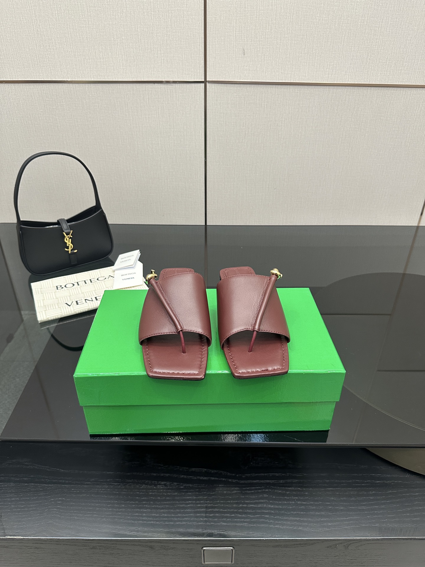 NO:484596,BV Solstice Women's Flip Flops Series When lazy holidays meet high-end feels, BV classic weaving encounters rough rope knot hardware, every step is a relaxing aesthetic. Italian leather is gentle wrapped, hand-woven textures are hidden in casual passwords. The metal buckle collided with the elements of the climbing rope, injecting a trace of wild tension into the minimalist simplicity. 'Step on it, it's like stepping into the sunset of Tuscany' a soft, but with uncompromising edges. Italian leather outsole injection molding process pair version original packaging woven striped bag size 35 36 37 38 39 40 41 42 43, split-toe shoes, bottega veneta, slippers, Leather soles19860909BV Solstice女士人字拖鞋 系列 当慵懒假日遇上高级感,BV经典编织拖邂逅粗粝绳结五金,每一步都是松弛美学. 意大利皮革温柔包裹,手工编织纹路里藏满随性密码 金属扣环与登山绳元素碰撞,给极简注入一丝野性张力. 「踩上它,像踏进托斯卡纳的夕阳里」一柔软,却带着不妥协的棱角. 意大利真皮大底 注塑工艺 对版 原版包装 编织条纹布袋 码数 35 36 37 38 39 40 41 42 43,分趾鞋,bottega veneta,slippers,Leather soles,Women's Shoes