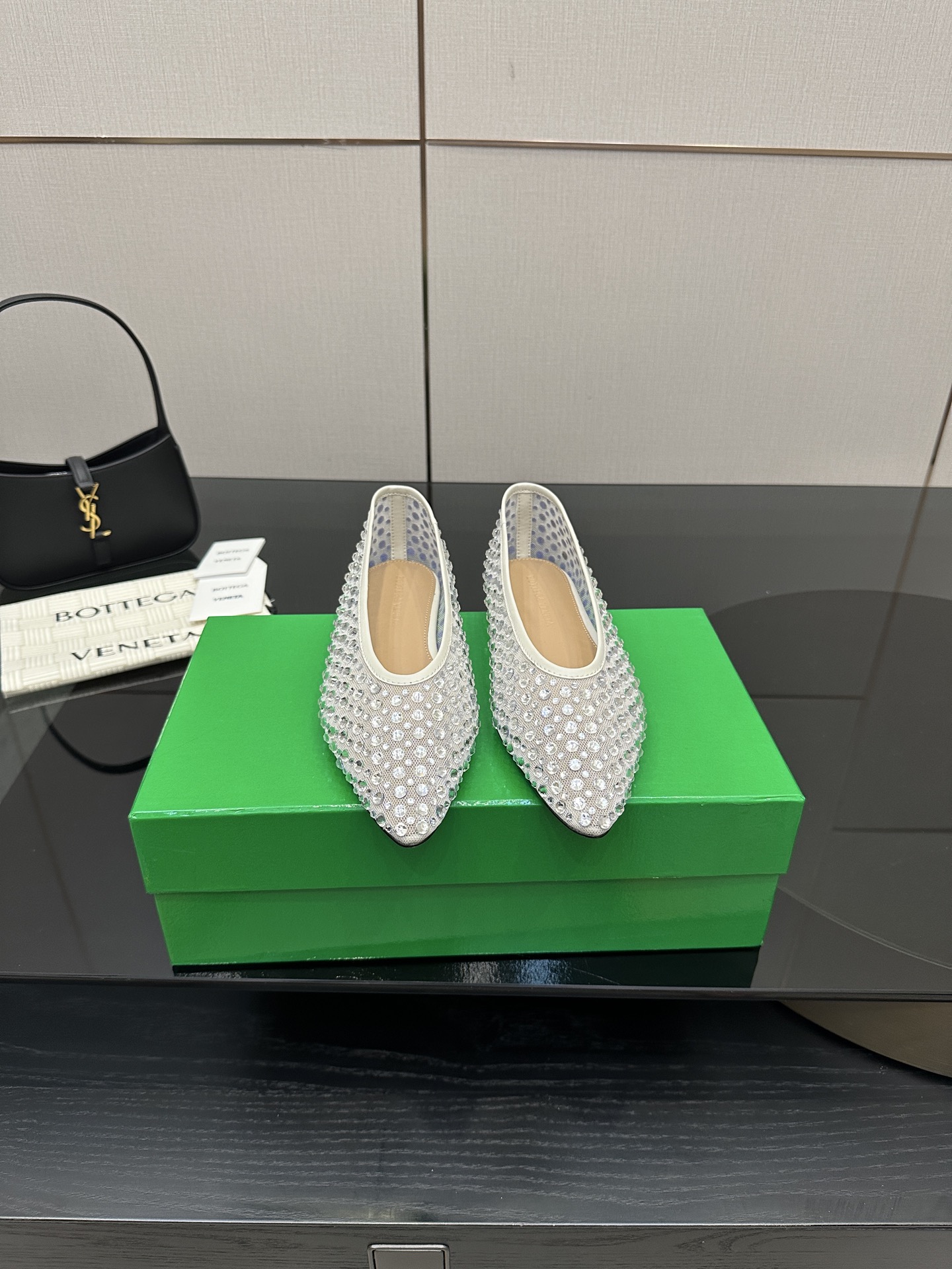 NO:484594,BV Women's Sofia Deep High Heels Mesh Diamond Small Round Head Must-have for commuting BV Early Autumn Series All are so beautiful. Elegant materials are used on shoes, intellectually elegant and capable. Full of high-end design is beautiful~~ The fabric is made of original consistent imported net. High temperature die casting, diamonds and shaping technology pursues the perfect internal craftsmanship. Heels, lambskin, never sloppy. Original outsole craftsmanship. Brand classics. Italian leather outsole is selected in the new season. Combined with dyeing technology. Comfortable and high-end flat-soled design to make travel more comfortable 35 36 37 38 39 40 41 42 (40 41 42 customized sizes) Configure original packaging. Hot craft logo, high heel shoes, bottega veneta, high  heels sheepskin, Leather soles19860909BV 女士 Sofia 深口高跟 网钻 小圆头 通勤必备 BV早秋系列 都好美啊  优雅材质运用在鞋履上知性优雅干练  满满的高级感设计美美哒～～  面料选用原版一致进口网 高温压铸 钻石 以及定型科技追求内部工艺完美   鞋跟 垫脚选用小羊皮 绝不马虎 原版  大底工艺 品牌经典之作 新季选用意大利真皮大底 配合清染技术 搭配橡胶方块工艺  舒适高端 平底 设计 让出行更舒适  35 36 37 38 39 40 41 42  (40 41 42定制码数)  配置原版包装 烫胶工艺logo,高跟鞋单鞋,bottega veneta,high heels,sheepskin,Leather soles,Women's Shoes