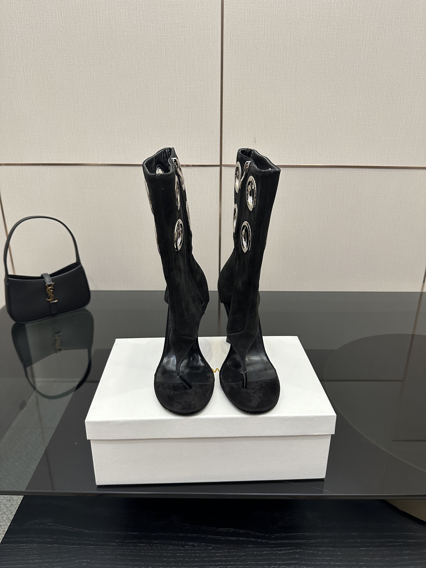 NO:484590,ABING WANG high heel clip sandals color This short boot is very high-end design, mainly selected from the leather material, the round hole design feels extremely charming, and any style can be easily controlled. This item with charming charm is launched. It is made of wrecked cowhide fabric on pointed-toe shoe body with deep shoe mouth dignified and elegant upper Yangjing, big sole genuine leather sole, inner sheep skin, heel height 10cm, size 35-42 (customized for 40, 41, 42), boots, boots, cowhide, sheepskin, sheep19860909ABING WANG高跟夹脚 凉靴色系 这款短靴非常高级设计,主要是皮料选得高级 圆孔设计倍感魅力极致 任何风格都可以轻松驾驭 推出了这款散发着迷人魅力的单品.美丽刑具,它以摔纹牛皮面料制作于设有深鞋口的尖头鞋身端庄典雅 鞋面羊京 大底真皮底 内里羊皮 跟高10cm 码数35-42（40、41、42定做),靴子,boots,cowhide,sheepskin,sheep,Women's Shoes