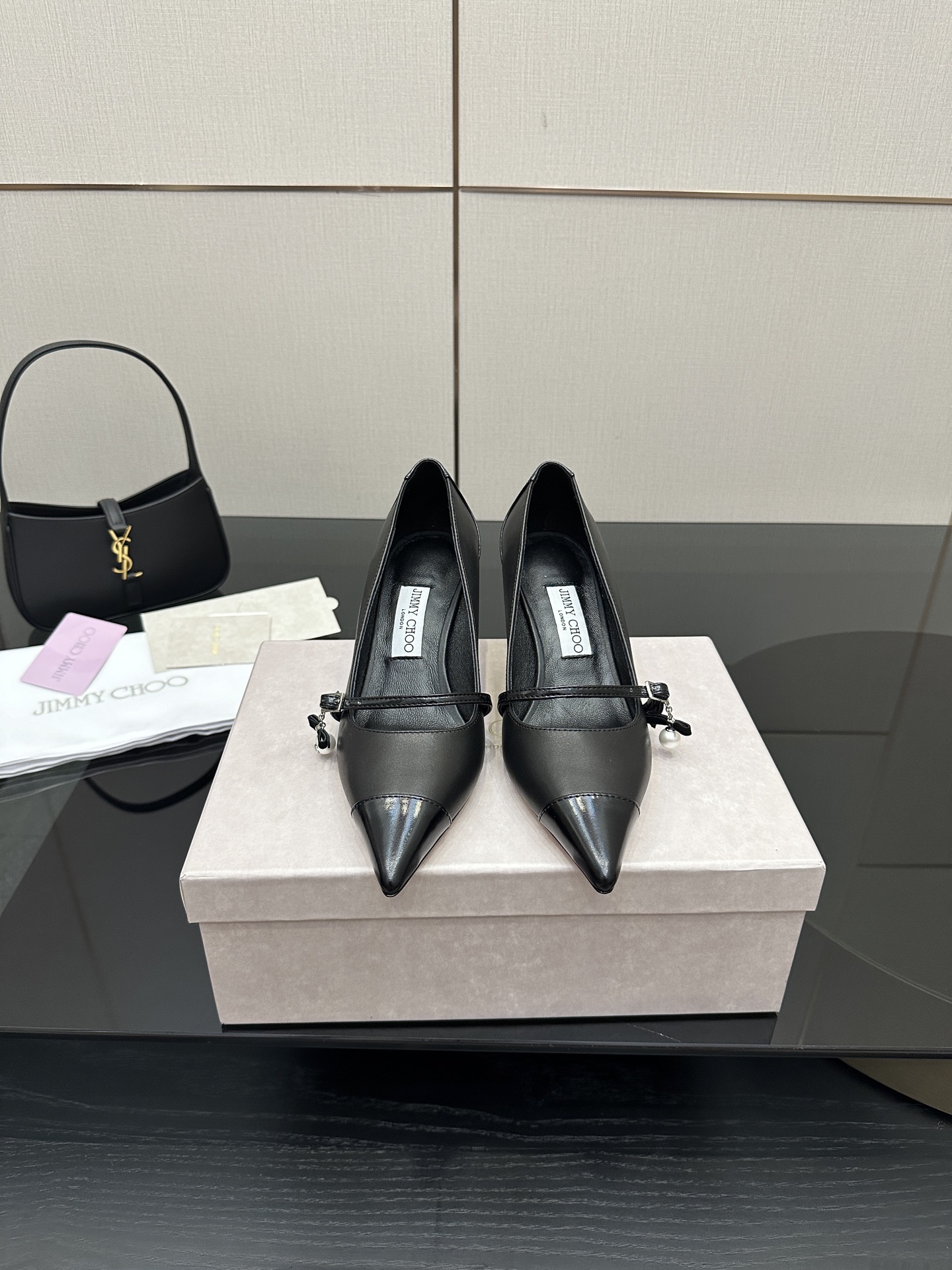 NO:484605,JIMMY CHO* high heel sandals A sandal worn by many celebrities. Material cowhide, inner sheepskin, outsole, Italian leather outsole, heel height 6.5cm, size 35~39 (40.41. Custom made, no return or replacement), high heels, jimmy choo, sandals, high heels, cowhide, sheepskin, Leather soles19860909JIMMY CHO*高跟凉鞋 超多明星穿的一款凉鞋 材质牛皮面 内里羊皮 大底意大利真皮大底  跟高6.5cm 尺码35~39（40.41.定做不退不换）,高跟鞋单鞋,jimmy choo,sandals,high heels,cowhide,sheepskin,Leather soles,Women's Shoes