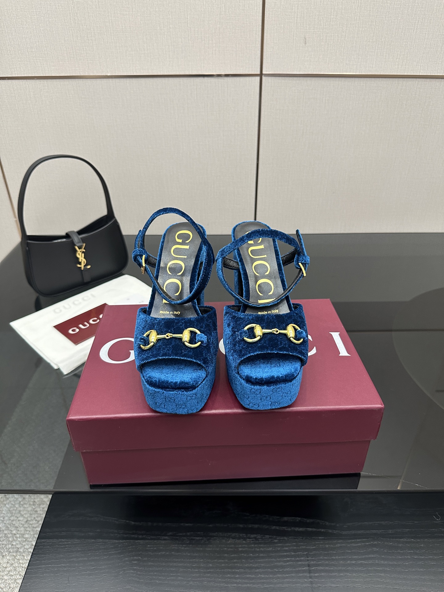 NO:489582,GUCCI's latest water table sandals This women's leak-toed sandals show the brand's heritage and show their unique charm. It is made of exquisite sheepskin, with elegant design without losing its casualness, and is a refreshing and ideal item for warm season style. Top version, welcome to compare. Original version 1:1 replica. Please be sure to ensure that our authentic products are guaranteed. Imported upper high-end velvet, inner/foot pad full grain pattern high-end lambskin, sole genuine leather outsole, heel height 10.5cm water table 3.3cm, size 35-41 (41/40 custom made without return and exchange), high heels sandals, gucci, sandals, high heels, sheepskin, Leather soles19860909GUCCI最新水台凉鞋 这款女士漏趾凉鞋彰显品牌传承,尽显别样魅力.采用精致羊皮打造,设计优雅而不失随性,是暖季造型的清爽理想单品 顶级版本、欢迎比对. 原版1:1复刻 注意请认准咱家正品保证 鞋面进口高档丝绒 内里/垫脚全粒纹高档小羊皮 鞋底真皮大底 跟高10.5cm 水台3.3cm 配码35-41（41/40定做不退换）,高跟鞋凉鞋,gucci,sandals,high heels,sheepskin,Leather soles,Women's Shoes