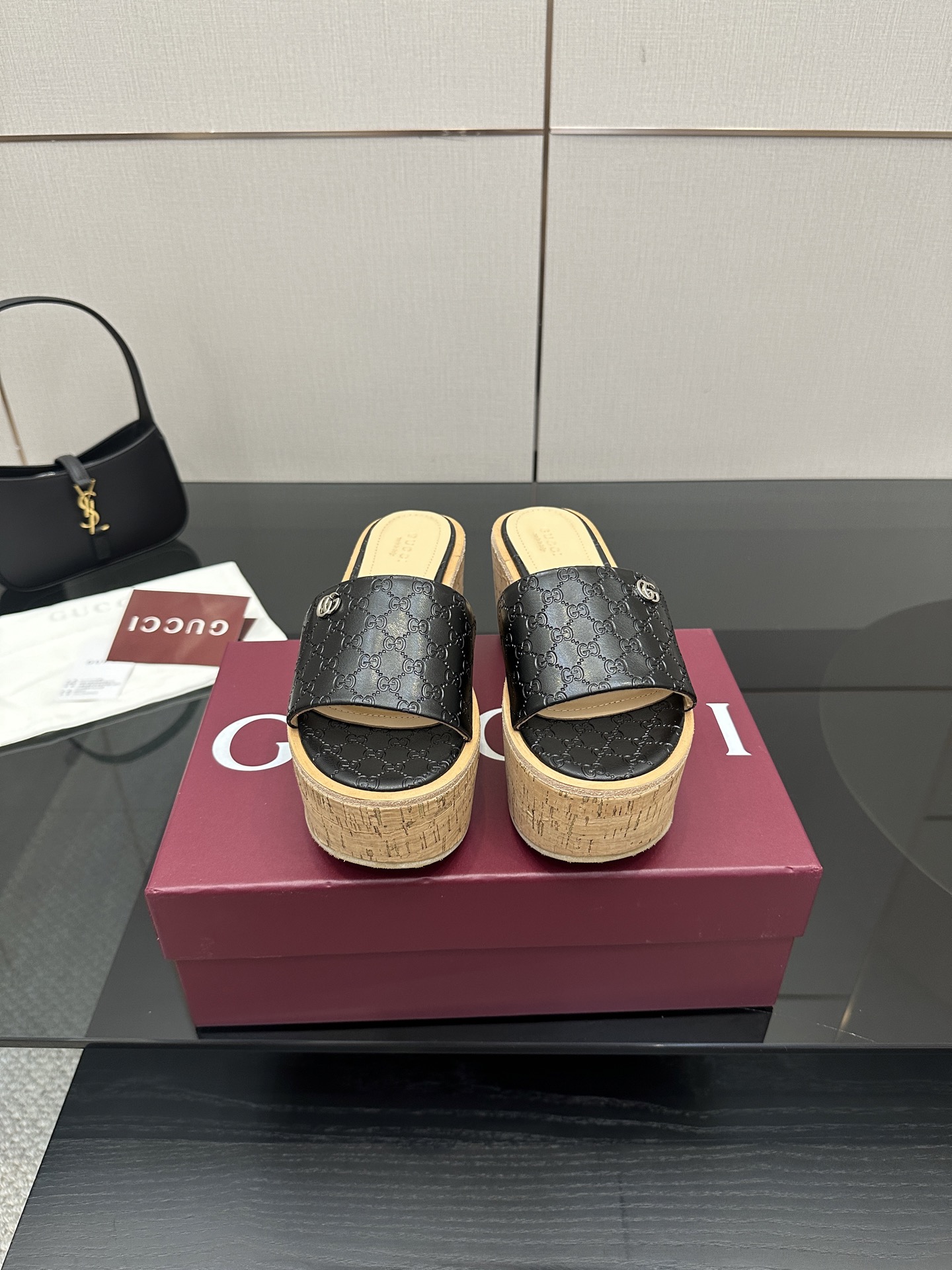 NO:489570,GUCCI's latest thick-soled sandals show the brand's heritage and show its unique charm. It is made of exquisite sheepskin, with an elegant design without losing its casualness, and is a refreshing and ideal item for warm season style. Top version, welcome to compare. Original version 1:1 replica. Please be sure to ensure that our authentic products are guaranteed. Imported upper high-end cowhide inner/foot pad full grain pattern high-end lambskin sole genuine leather outsole heel height 8cm code 35-41 (41/40 custom made without return or exchange), slippers, gucci, sandals, slippers, cowhide, sheepskin, Leather soles19860909GUCCI最新厚底凉拖 这款女士漏趾凉鞋彰显品牌传承,尽显别样魅力.采用精致羊皮打造,设计优雅而不失随性,是暖季造型的清爽理想单品 顶级版本、欢迎比对. 原版1:1复刻 注意请认准咱家正品保证 鞋面进口高档牛皮 内里/垫脚全粒纹高档小羊皮 鞋底真皮大底 跟高8cm 配码35-41（41/40定做不退换）,拖鞋,gucci,sandals,slippers,cowhide,sheepskin,Leather soles,Women's Shoes