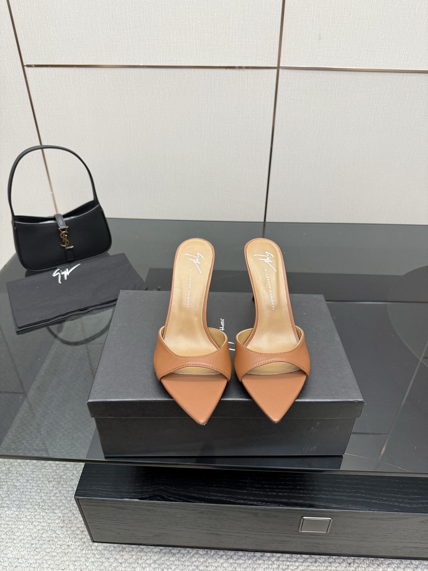 NO:490258,Giuseppe Zanotti— New SS2025 Product New Summer Series High Heel Sandals!  Why do you miss a pair of fairy shoes in the light summer when pointed high-heeled slippers? When you match various small skirts, you don’t pick on the feet at all. The transparent flashing diamonds show a fantasy under the light. It’s so beautiful that it looks whiter and makes people feel overwhelmed!  The delicate crystal chain decoration illuminates the delicate and elegant lines of the ankle, unleashing infinite elegance and explore more selected high heels!  Fabric patent leather, Yangjing, cowhide, outsole leather outsole size 35-42 (customized by 40, 41, 42), high heels, high heels, slippers, slippers, skirts, cowhide, sheep, Leather soles19860909Giuseppe Zanotti— SS2025新品 全新夏季系列高跟凉鞋 ！ 尖头高跟拖鞋淡淡的夏日里怎么少得了一双仙女鞋 各种小裙子搭配起来 完全不挑脚型哦 通透的闪钻在光线的照耀下呈现幻彩 真的美的过分 上脚显白的让人上头！细巧水晶链饰点亮脚踝纤雅线条 释放无限优雅魅力 探索更多臻选高跟鞋！ 面料漆皮,羊京,牛皮 大底真皮大底 码数35-42（40、41、42定制）,高跟鞋拖鞋,sandals,high heels,slippers,skirts,cowhide,sheep,Leather soles,Women's Shoes