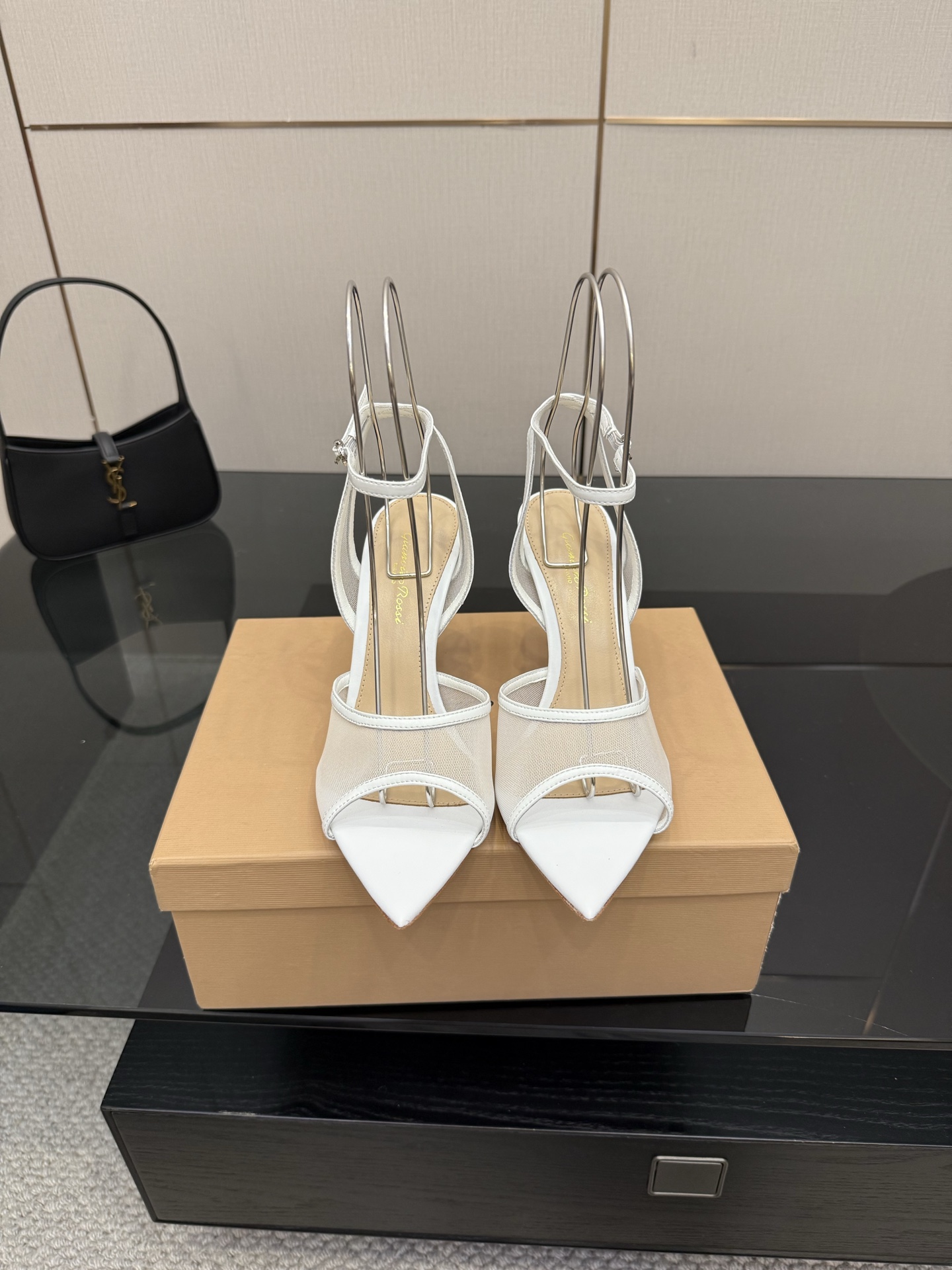 NO:492080,gianvito rossi 2025 new slippers Original development Top version Purchase quality This pair of Yangjing paired with mesh high heel pointed toe is a brilliant pearl in my shoe cabinet. The mesh design is unique and adds mystery and sexy. The high heel pointed toe shows elegant temperament, while the empty style is a touch of playfulness. When you wear it, every step seems to bloom gorgeously on the stage and become the focus of attention. __________________________________________________________________________________________ * Full set of packaging. * Original custom Yangjing * Finger pad Sheepskin * Sole Italian leather outsole * Heel height 10.5cm 8.5cm 5.5 three heights (remark the height when placing an order, no note the default 8.5 heel height) * Size: 35-43 (40  41 42 43 Custom made no return or exchange), high heels sandals, sandals, high heels, slippers, sheepskin, sheep, Leather soles19860909gianvito rossi 2025新款拖鞋 原版开发 顶级版本 代购品质 这双羊京搭配网高跟尖头凉,是我鞋柜中的璀璨明珠.网面设计独具韵味,增添了神秘与性感.高跟尖头展现出优雅气质,后空款式则透着一丝俏皮.穿上它,每一步都像是在舞台上华丽绽放,成为众人瞩目的焦点. _____________________________ * 全套包装. * 鞋面原版定制羊京 * 垫脚 羊皮 * 鞋底 意大利真皮大底 * 跟高 10.5cm 8.5cm5.5三种高度（下单需备注高度,没备注默认8.5跟高） * 码数:35－43（40 41 42 43定做不退换）,高跟鞋凉鞋,sandals,high heels,slippers,sheepskin,sheep,Leather soles,Women's Shoes