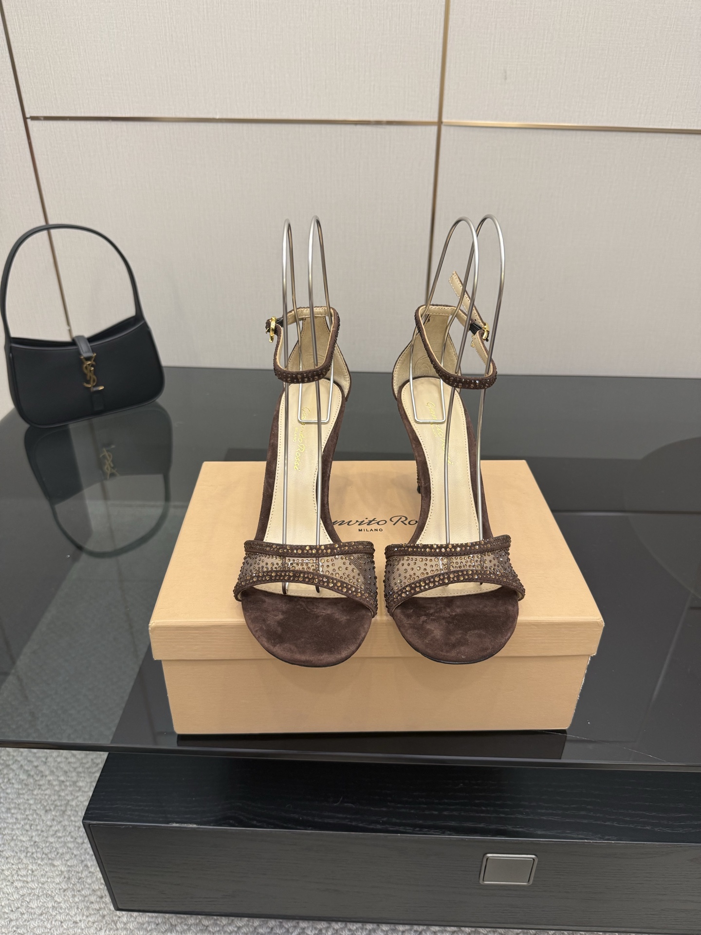 NO:492085,gianvito rossi 2025 new sandals top version!  !  Purchase quality!  !  Swarovski rhinestone pointed high heel sandals are like fairy shoes coming from fairy tales. Swarovski rhinestones are dazzling, like stars embedded on them, each of which exudes a dreamy light. The pointed toe design highlights elegance, and the high heels give you a confident style. Wear it, it feels like flowers are growing under your feet, fragrant step by step, enjoying the ultimate romance and luxury. Original mold opening _________________________________________________________________________________ * Full set of packaging. * Original custom sheepskin/Swarovski diamonds * Finger pad sheepskin * Sole Italian leather outsole * Heel height 8.5cm (5.5 10.5 custom-made orders without return and replacement, please note the height, no note default 8.5 heel height) * Size: 35-43 (40 41 42  43 Custom made no return or exchange), high heels sandals, sandals, high heels, sheepskin, Leather soles19860909gianvito rossi 2025 新款凉鞋 顶级版本！！ 代购品质！！ 施华洛奇水钻尖头高跟凉鞋,宛如从童话中走来的仙履.施华洛奇水钻璀璨耀眼,如同繁星点点镶嵌其上,每一颗都散发着梦幻的光芒.尖头设计凸显优雅,高跟赋予自信风采.穿上它,仿佛脚下生花,步步生香,尽享极致的浪漫与奢.  原版开模 _____________________________ * 全套包装. * 鞋面原版定制羊皮/施华洛奇钻 * 垫脚 羊皮 * 鞋底 意大利真皮大底 * 跟高 8.5cm（5.5 10.5定做不退换下单需备注高度,没备注默认8.5跟高） * 码数:35－43（40 41 42 43定做不退换）,高跟鞋凉鞋,sandals,high heels,sheepskin,Leather soles,Women's Shoes