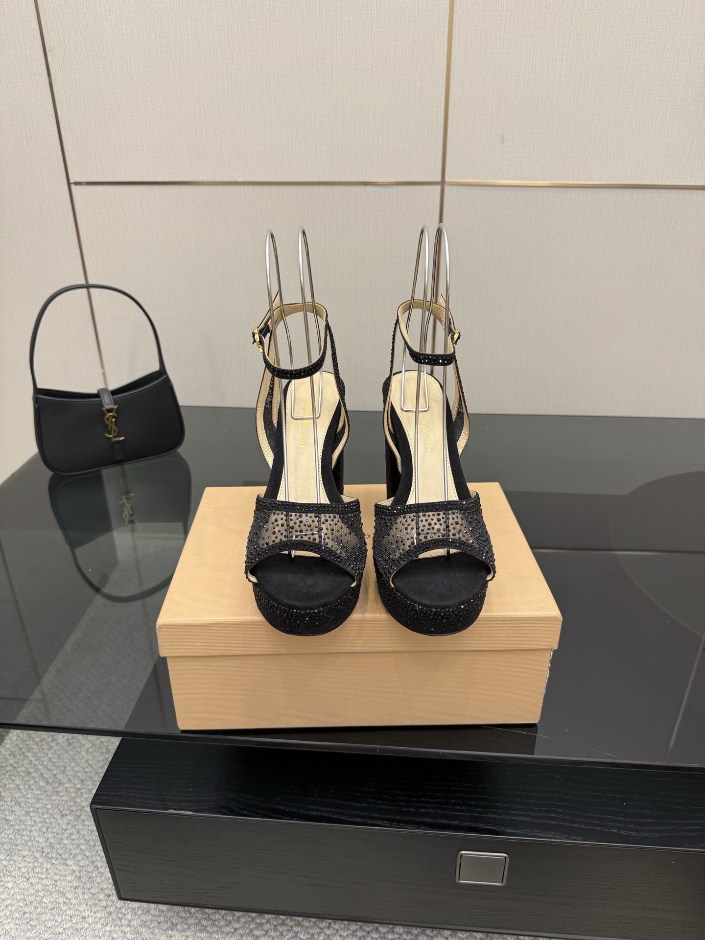 NO:492090,gianvito rossi 2025 new sandals original development top version purchasing quality This pair of high-heeled platform rhinestone catwalk sandals is simply the ultimate weapon of charm!  The rhinestones shine brightly, like a dreamy galaxy on the upper. The 3.5cm waterproof platform + 11.5cm thick heel gold combination, the waterproof platform is stable and safe, and the lines of the high heels are smooth and beautiful. Every step seems to be walking on a fashionable catwalk, emitting unparalleled confidence and light. Having it means having the focus of the entire stage. ___________________________________________________________________________________________________________________________________________________________ * Full set of packaging. * Original custom fabric/diamond * Lining Sheepskin * Sole Italian leather outsole * Heel height 11.5cm * Water platform height 3.5cm * Size number  35-40 (34.40.41.42. Custom made no return or exchange), high heels sandals, sandals, high heels, sheepskin, gold, Leather soles19860909gianvito rossi 2025新款凉鞋 原版开发 顶级版本 代购品质 这双高跟防水台水钻走秀凉鞋,简直是魅力的终极武器！水钻熠熠生辉,如同梦幻的星河铺陈在鞋面上.3.5cm防水台+11.5cm粗跟的黄金组合,防水台稳固又安心,高跟鞋的线条流畅优美.每一步都仿佛走在时尚的T 台上,散发出无与伦比的自信与光芒.拥有它,就是拥有了整个舞台的焦点. _________________________________ * 全套包装. * 鞋面原版定制面料/钻 * 衬里 羊皮 * 鞋底 意大利真皮大底 * 跟高 11.5cm *水台高3.5cm * 码数 35-40（34.40.41.42.订做不退换）,高跟鞋凉鞋,sandals,high heels,sheepskin,gold,Leather soles,Women's Shoes