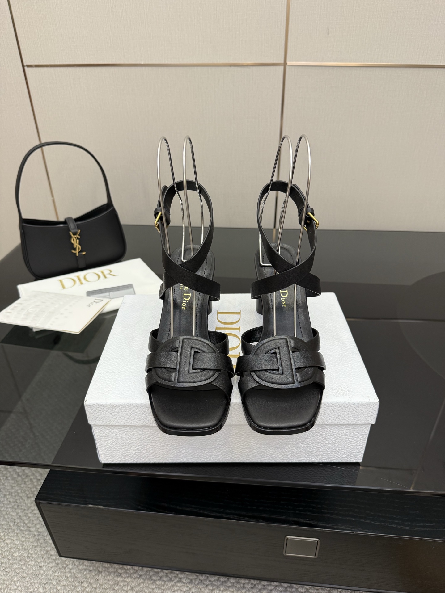 NO:492045,Dior 25ss high-end new sandals. Simple and super versatile. Perfect and luxurious to wear with spring and summer clothing. The feel of the feet is even more comfortable!  The original material is perfectly replicated. The original disassembled mold is detached. The original fabric is customized cowhide. The inner lining is customized sheepskin. The foot pad is customized sheepskin. The original sole is original genuine leather outsole. Heel height is 8cm. The original packaging is complete with sizes of 35-41 (40.41 customized), high heels, dior, dior, sandals, high heels, cowhide, sheepskin, Leather soles19860909Dior 迪奥 25ss 高版本新款凉鞋. 简约超级百搭. 上脚完美奢华可任意搭配春夏服饰. 脚感更是舒适！材质原版完美复刻. 原版拆解开模. 面料原版定制牛皮 内里原版定制羊皮 垫脚原版定制羊皮 大底原版真皮大底 跟高8cm 包装原版全套包装 码数35-41(40.41定做）,高跟鞋凉鞋,dior,dior,sandals,high heels,cowhide,sheepskin,Leather soles,Women's Shoes