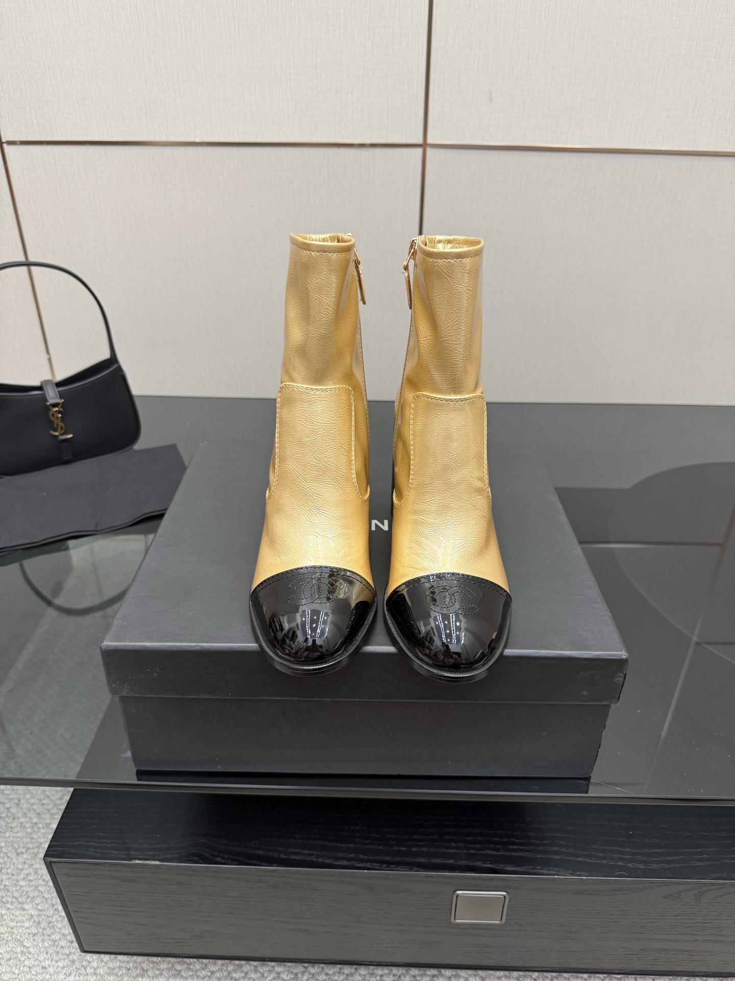 NO:560754,Short boots CHANE*｜Xiaoxiang's classic color-blocked thick-heeled stretch boots. Feel the passionate collision of classics and trends. This pair of boots cleverly combines the brand's iconic elements and breaks the convention with a bold and harmonious color-blocking design. The exquisite double Cs on the heel are low-key luxury and highlight the brand's heritage. Whether paired with a simple dress to show elegance or combined with personalized jeans to create a casual fashion style, it can be easily controlled and inject a sense of high-end fashion into the overall look. Wear it to take a confident step and look full of aura in any occasion.  Release your unique charm. The fabric is made of original customized elastic fabric. The inner pads are all sheepskin. Italian imported genuine leather outsole size35-39 (customized 40/41), boots, chanel, boots, skirts, jeans, sheepskin, Leather   soles19860909短靴 CHANE*｜小香经典拼色粗跟弹力靴 感受经典与潮流的激情碰撞. 这双靴子巧妙融合品牌标志性元素 以大胆而和谐的拼色设计打破常规 鞋跟处精致的双C 低调奢华 彰显品牌底蕴 . 无论是搭配简约连衣裙展现优雅气质 还是与个性牛仔裤组合打造休闲时尚风 它都能轻松驾驭 为整体造型注入高级时尚感. 穿上它迈出自信步伐 在任何场合都气场全开 释放属于你的独特魅力. 面料采用原版定制弹力面料 内里垫脚均为羊皮 意大利进口真皮大底 size35-39（40/41定制）,靴子,chanel,boots,skirts,jeans,sheepskin,Leather soles,Women's Shoes