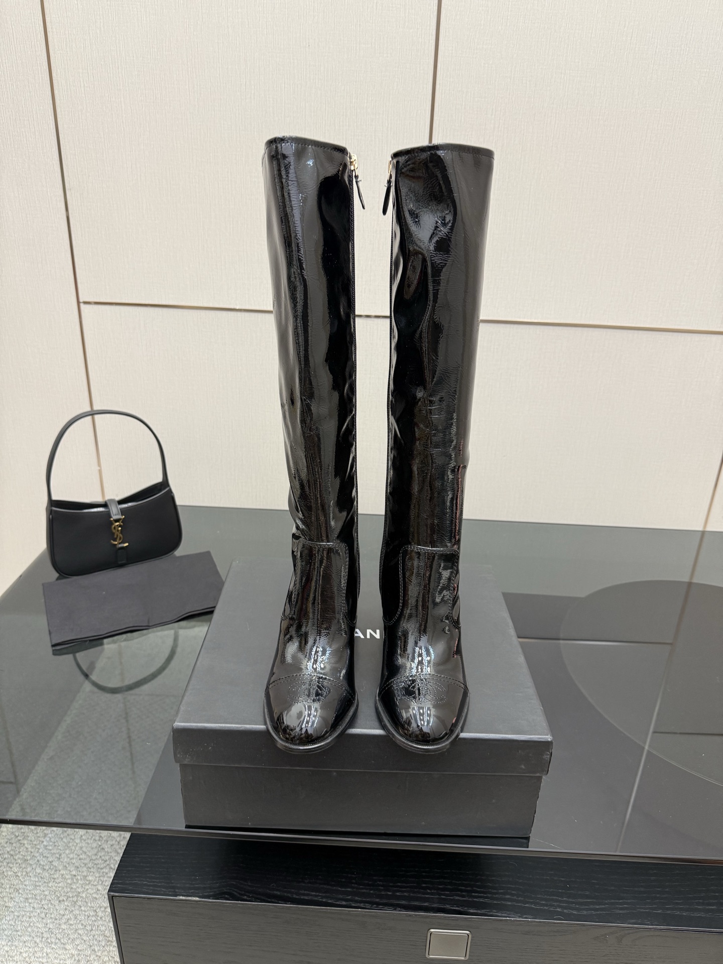 NO:492076,Short boots, long boots, CHANE*｜Xiaoxiang classic color-blocking thick-heeled stretch boots feel the passionate collision between classic and trend. This pair of boots cleverly combines the brand's iconic elements and breaks the convention with a bold and harmonious color-blocking design. The exquisite double C at the heel is low-key and luxurious, demonstrating the brand's heritage. Whether it is matched with a simple dress to show elegance or a combination with personalized jeans to create a casual and fashionable style, it can be easily controlled and injected into the overall look. Take confident steps when wearing it, the aura is fully opened in any occasion and releases your unique charm. The fabric is made of original custom elastic fabric, the inner foot pads are all sheepskin, and the Italian imported leather large bottom  size35-39 (customized by 40/41), boots, chanel, boots, skirts, jeans, sheepskin, Leather soles19860909短靴 长靴 CHANE*｜小香经典拼色粗跟弹力靴 感受经典与潮流的激情碰撞. 这双靴子巧妙融合品牌标志性元素 以大胆而和谐的拼色设计打破常规 鞋跟处精致的双C 低调奢华 彰显品牌底蕴 . 无论是搭配简约连衣裙展现优雅气质 还是与个性牛仔裤组合打造休闲时尚风 它都能轻松驾驭 为整体造型注入高级时尚感. 穿上它迈出自信步伐 在任何场合都气场全开 释放属于你的独特魅力. 面料采用原版定制弹力面料 内里垫脚均为羊皮 意大利进口真皮大底 size35-39（40/41定制）,靴子,chanel,boots,skirts,jeans,sheepskin,Leather soles,Women's Shoes