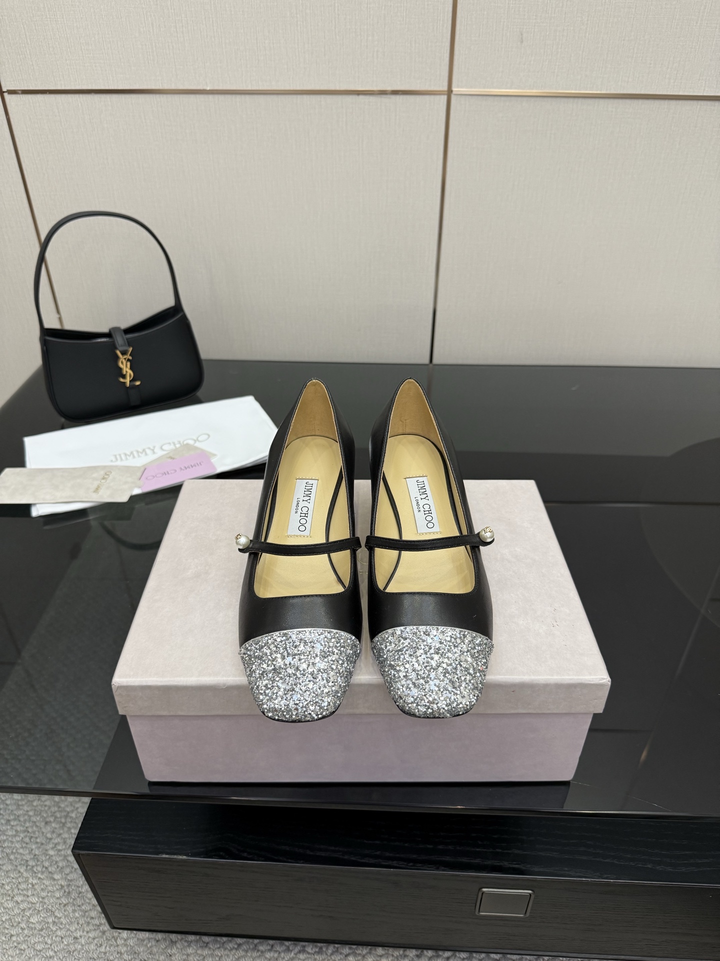 NO:512470,JimmyChoo high heels, patent leather toe, hand-made pearls, logo details Upper: imported sheepskin Inner: imported full-grain crystal sheepskin Outsole: genuine leather outsole Size: 35-3940 Customized, single shoes, jimmy choo, high heels, sheepskin, Leather soles19860909JimmyChoo高跟鞋 粗跟,漆皮鞋头,饰有人 造珍珠,徽标细节 鞋面:进口羊皮 内里:进口全粒面水晶羊皮 大底:真皮大底 码数:35-3940定制,单鞋,jimmy choo,high heels,sheepskin,Leather soles,Women's Shoes