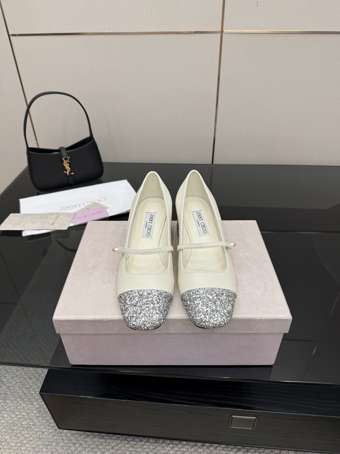 NO:512472,JimmyChoo high heels, patent leather toe, hand-made pearls, logo details Upper: imported sheepskin Inner: imported full-grain crystal sheepskin Outsole: genuine leather outsole Size: 35-3940 Customized, single shoes, jimmy choo, high heels, sheepskin, Leather soles19860909JimmyChoo高跟鞋 粗跟,漆皮鞋头,饰有人 造珍珠,徽标细节 鞋面:进口羊皮 内里:进口全粒面水晶羊皮 大底:真皮大底 码数:35-3940定制,单鞋,jimmy choo,high heels,sheepskin,Leather soles,Women's Shoes