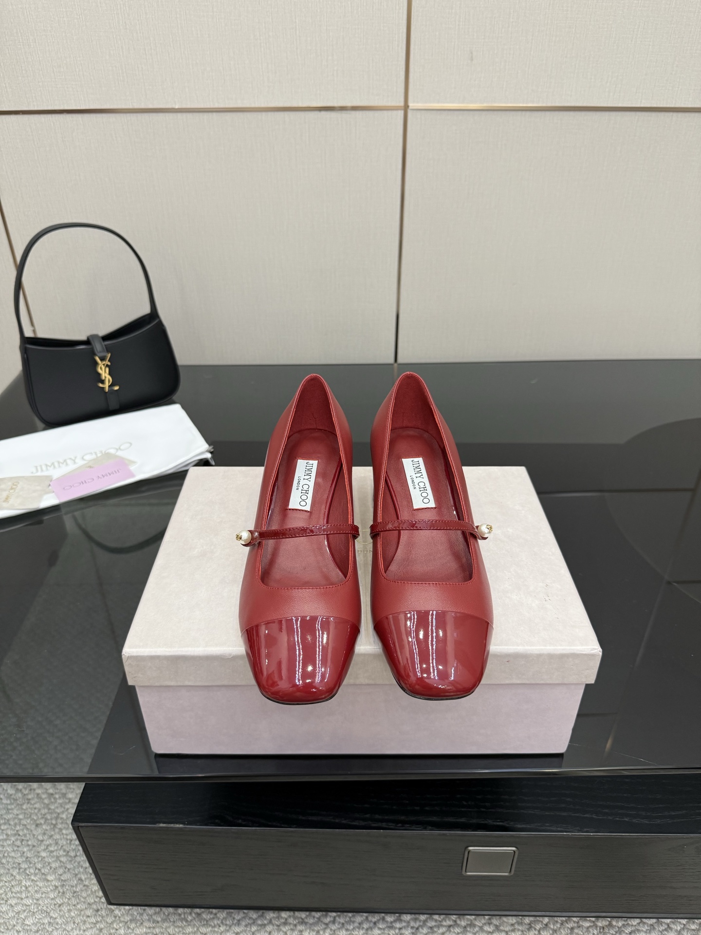 NO:493088,JimmyChoo high heels, patent leather toe, hand-made pearls, logo details Upper: imported sheepskin Inner: imported full-grain crystal sheepskin Outsole: genuine leather outsole Size: 35-3940 Customized, single shoes, jimmy choo, high heels, sheepskin, Leather soles19860909JimmyChoo高跟鞋 粗跟,漆皮鞋头,饰有人 造珍珠,徽标细节 鞋面:进口羊皮 内里:进口全粒面水晶羊皮 大底:真皮大底 码数:35-3940定制,单鞋,jimmy choo,high heels,sheepskin,Leather soles,Women's Shoes