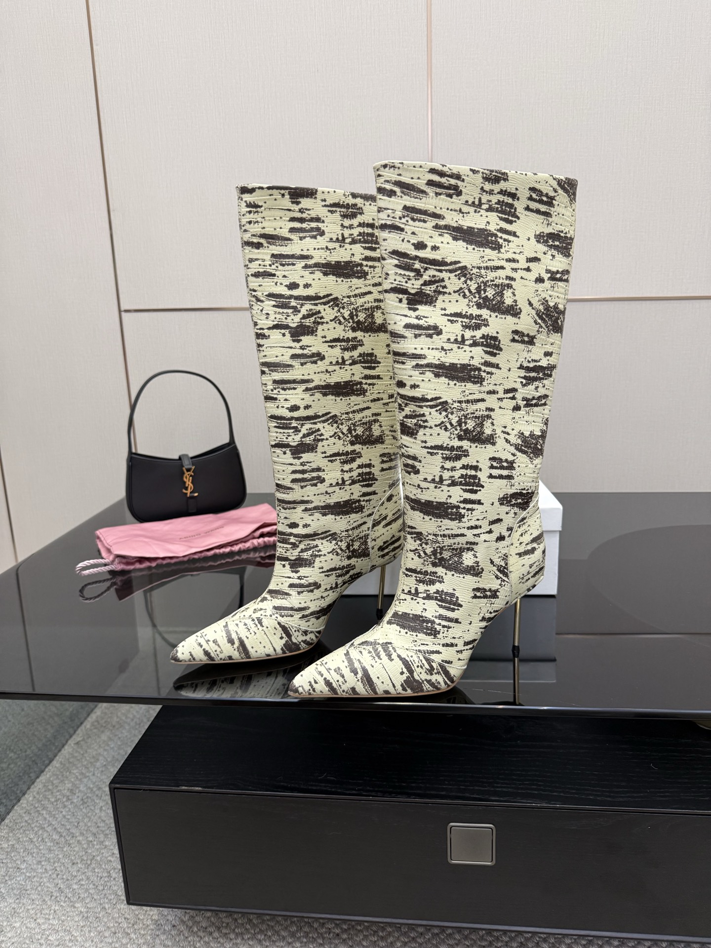 NO:493346,The popular ABING WANG boots have launched this item that exudes charming charm. Beautiful torture instruments. It is made of patent leather fabric on a pointed-toe body with deep shoe mouth dignified and elegant. Sole: full genuine leather upper cowhide size 35-42 (40.41, 42, need to be customized), boots, boots, cowhide19860909爆款ABING WANG长靴 推出了这款散发着迷人魅力的单品.美丽刑具,它以漆皮面料制作于设有深鞋口的尖头鞋身端庄典雅. 鞋底:全真皮 鞋面牛皮 码数35-42(40.41,42,需定做),靴子,boots,cowhide,Women's Shoes