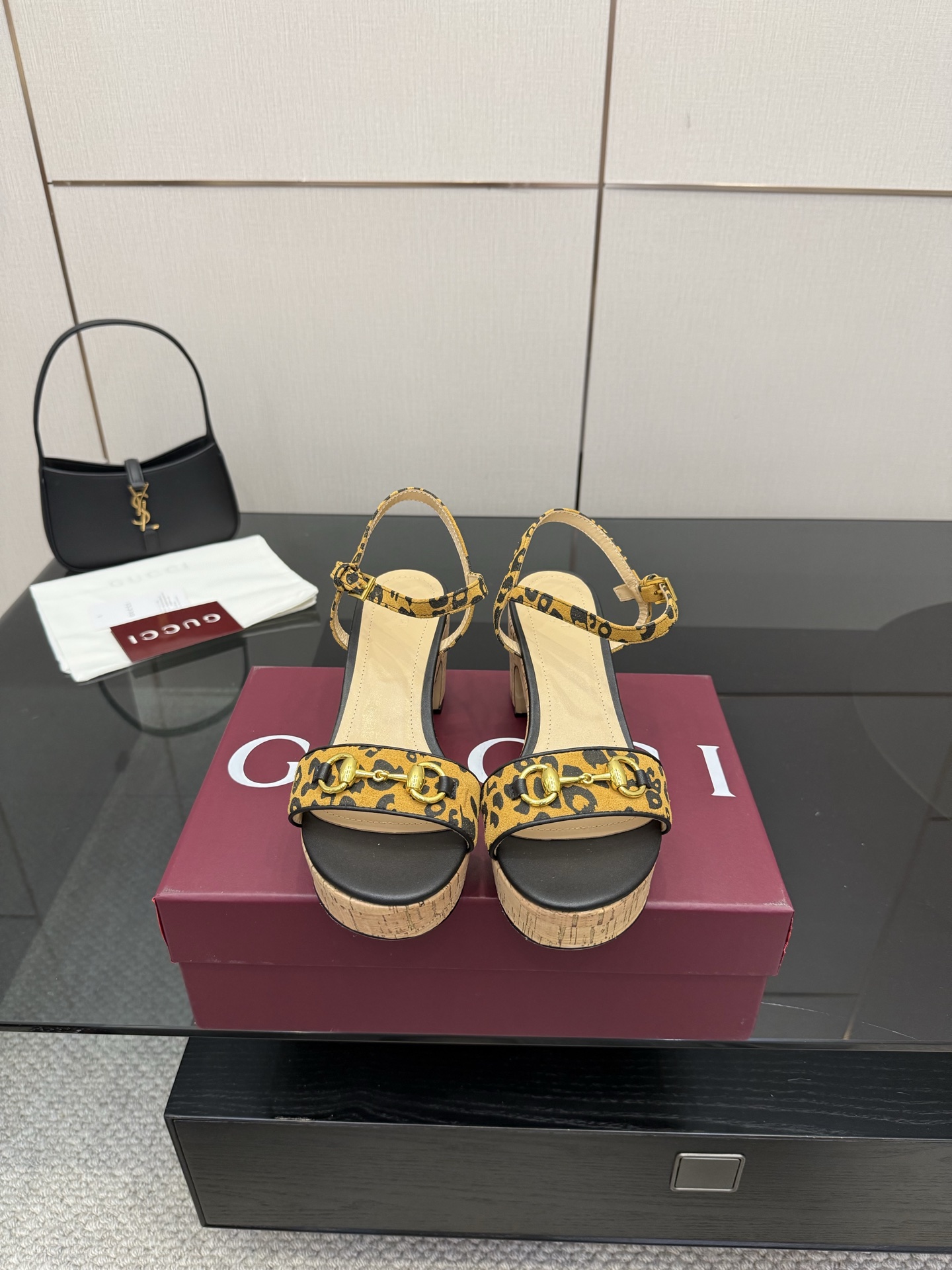 NO:543785,GUCCI2025 latest water table sandals This women's leak-toed sandals show the brand heritage and show their unique charm. It is made of exquisite sheepskin, with an elegant design without losing its casualness, and is a refreshing and ideal item for warm season style. Top version, welcome to compare. Original version 1:1 replica. Please be sure to ensure that our authentic products are guaranteed. Imported upper high-end cowhide inner/foot pad full grain pattern high-end lambskin sole genuine leather outsole heel height 7cm size 35-41 (41/40 custom made without return and exchange), high heels sandals, gucci, sandals, high heels, cowhide, sheepskin, Leather soles19860909GUCCI2025最新水台凉鞋 这款女士漏趾凉鞋彰显品牌传承,尽显别样魅力.采用精致羊皮打造,设计优雅而不失随性,是暖季造型的清爽理想单品 顶级版本、欢迎比对. 原版1:1复刻 注意请认准咱家正品保证 鞋面进口高档牛皮 内里/垫脚全粒纹高档小羊皮 鞋底真皮大底 跟高7cm 配码35-41（41/40定做不退换）,高跟鞋凉鞋,gucci,sandals,high heels,cowhide,sheepskin,Leather soles,Women's Shoes