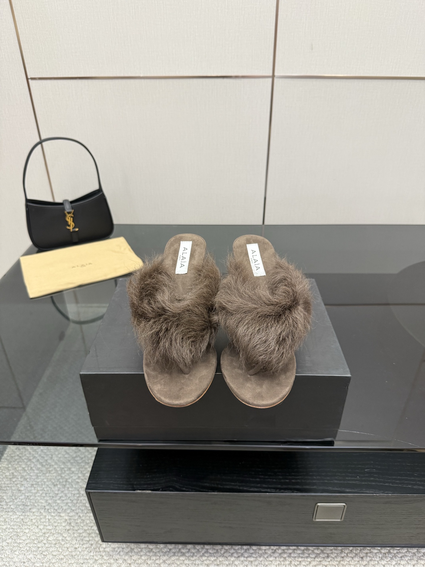 NO:543782,ALAA triangular flat slippers | HIGH LOVE|||ALAA | HIGH LOVE A pair in the hands of an overseas blogger. This model is matched with exquisite heart-shaped decoration. The brand's new sculptural heel, elegant shoe shape. Casual and comfortable, fashionable and neat. A pair in the hands of an overseas blogger. Wool upper, sheepskin lining. Heel height 8cm. Genuine leather plastic outsole.  Size 35-39 (40.41.42.43 customized), split-toe shoes, slippers, sheepskin19860909ALAA三角平底拖鞋| HIGH LOVE|||ALAA | HIGH LOVE 外网大博人手一双的 这款采用精美心形装饰搭配 品牌全新的雕塑跟,优雅鞋型 休闲舒适兼备具时髦利落 海外博主人手一双 鞋面羊毛 内里羊皮 跟高8cm 鞋底真皮塑胶大底 码数35-39（40.41.42.43定制）,分趾鞋,slippers,sheepskin,Women's Shoes