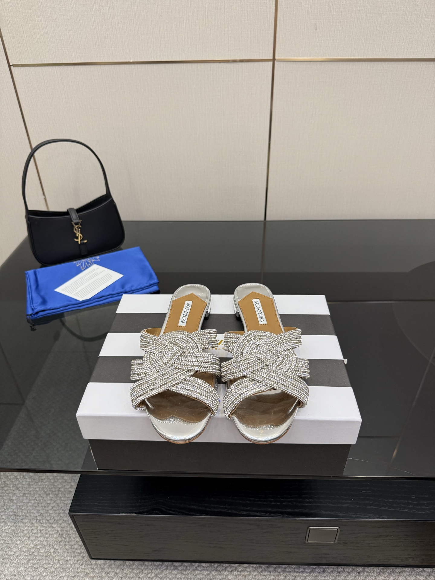 NO:543779,【Aquazzura】2025 new slippers, quality of purchasing agent!  !  !  Original development This pair of Swarovski rhinestone noodles with low heel slippers is my favorite. The thick heel provides stable support and makes it extremely comfortable to walk. The rhinestone surface is dazzling, like a dazzling galaxy. The height of the low heel is just right, maintaining elegance without tiring your feet. When you wear it, every step seems to shine with light, and your mood also brightens. _______________________________________________________________________________________________________________________________________________________________________________________________________________________________________________________________________________________________________________________________________________________________________________________________________________________19860909【Aquazzura】2025新款拖鞋 代购品质！！！原版开发 这双施华洛奇水钻条面搭配低跟拖鞋,简直是我的心头挚爱.粗跟给予稳定的支撑,行走间舒适无比.水钻面璀璨夺目,好似璀璨星河.低跟的高度恰到好处,既保持了优雅又不累脚.穿上它,每一步都仿佛在闪耀着光芒,心情也跟着明亮起来. _____________________________ * 全套包装. * 鞋面施华洛奇钻条 * 衬里 羊皮 * 鞋底 意大利真皮大底 * 跟高 5.5cm * 码数: 35－43（40 41 42 43定做不退换）,拖鞋,slippers,sheepskin,Leather soles,Women's Shoes