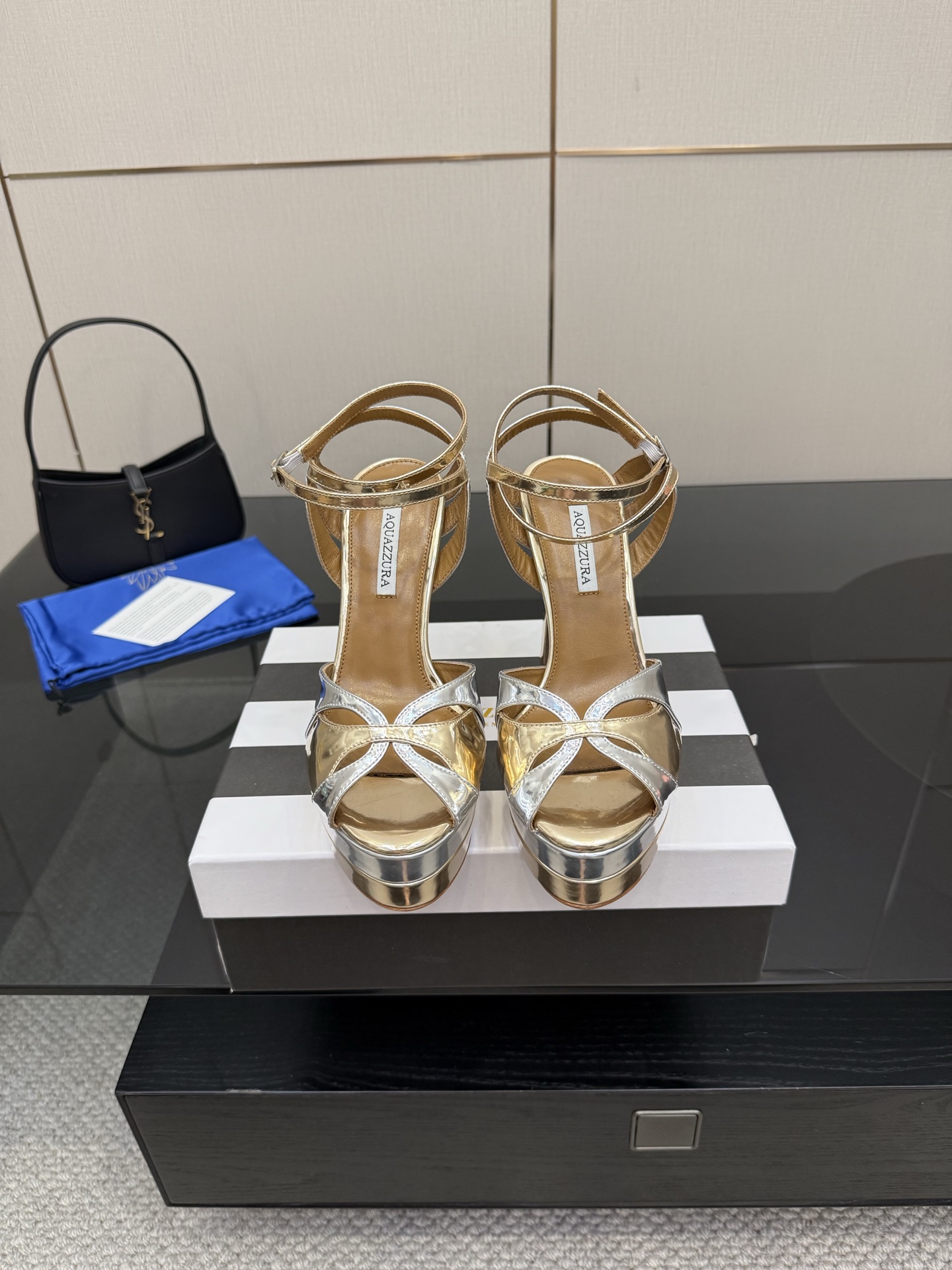 NO:543773,【Aquazzura】2025 new sandals, top version exclusive, top version of purchase agent, super beautiful quality. Zp original mold opening, original buckle mold opening, with original customized patent leather, super dazzling and beautiful, looking high-end, at first glance!   _________________________________ * Full package. * Original custom patent leather upper * Lining Sheepskin * Sole Italian leather outsole * Heel height 13.5cm * Water table 4cm * Size 35-41 (34.40.41.42. Custom made no return), high heels sandals, sandals, high heels, sheepskin, Leather soles19860909【Aquazzura】2025新款凉鞋 顶级版本独家款 代购款顶级版本 质量超级美爆. Zp 原版开模 原版扣开模 附带原版定制漆皮,超级炫美 一眼看上去就高端大气上档次！  _________________________________ * 全套包装. * 鞋面原版定制漆皮 * 衬里 羊皮 * 鞋底 意大利真皮大底 * 跟高 13.5cm * 水台 4cm * 码数 35-41（34.40.41.42.订做不退换）,高跟鞋凉鞋,sandals,high heels,sheepskin,Leather soles,Women's Shoes