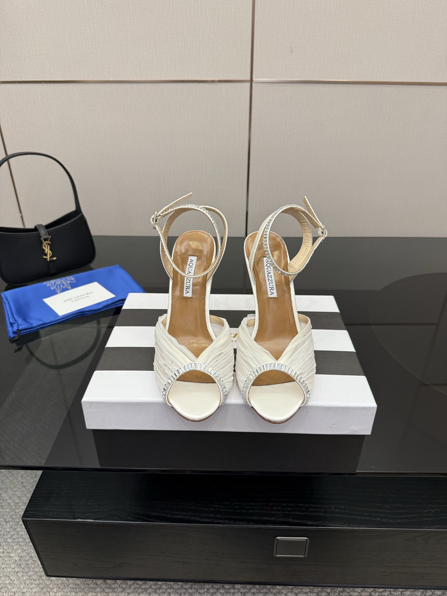 NO:543787,【Aquazzura】2025 new sandals, purchasing quality, top version, wow!  2025 new high-heeled rhinestone sandals are now on the stage, which is simply a fashionable and beautiful thing. The rhinestones are densely embedded, like the galaxy falling into the world, shining brightly when walking. The high-heel design not only lengthens the leg lines, but also adds a bit of confidence and elegance. When wearing it, whether it is going out on the street or attending parties, it instantly becomes the focus and easily leads the new fashion trend. 2276-7 _______________________________________________________________________ * Full set of packaging. * Upper Sheepskin * Lining Sheepskin * Sole Italian genuine leather outsole * Heel height 10.5cm (8.5 custom-made, no return or exchange, no note is required to place an order, default 10.5 heel height) * Size: 35-43 (40 41 42  43 Custom made no return or exchange), high heels sandals, sandals, high heels, sheepskin, Leather soles19860909【Aquazzura】2025新款凉鞋  代购品质 顶级版本 哇哦！2025新款高跟水钻凉鞋闪亮登场,简直是时髦精的心头好.水钻镶嵌得密密麻麻,像银河落入人间,行走间熠熠生辉.高跟设计不仅拉长腿部线条,还增添了几分自信与优雅.穿上它,无论是日常出街还是参加派对,瞬间成为焦点,轻松引领时尚新风潮.2276-7 _____________________________ * 全套包装. * 鞋面 羊皮 * 衬里 羊皮 * 鞋底 意大利真皮大底 * 跟高 10.5cm（8.5定做不退换,下单需备注,没备注默认10.5跟高） * 码数: 35－43（40 41 42 43定做不退换）,高跟鞋凉鞋,sandals,high heels,sheepskin,Leather soles,Women's Shoes