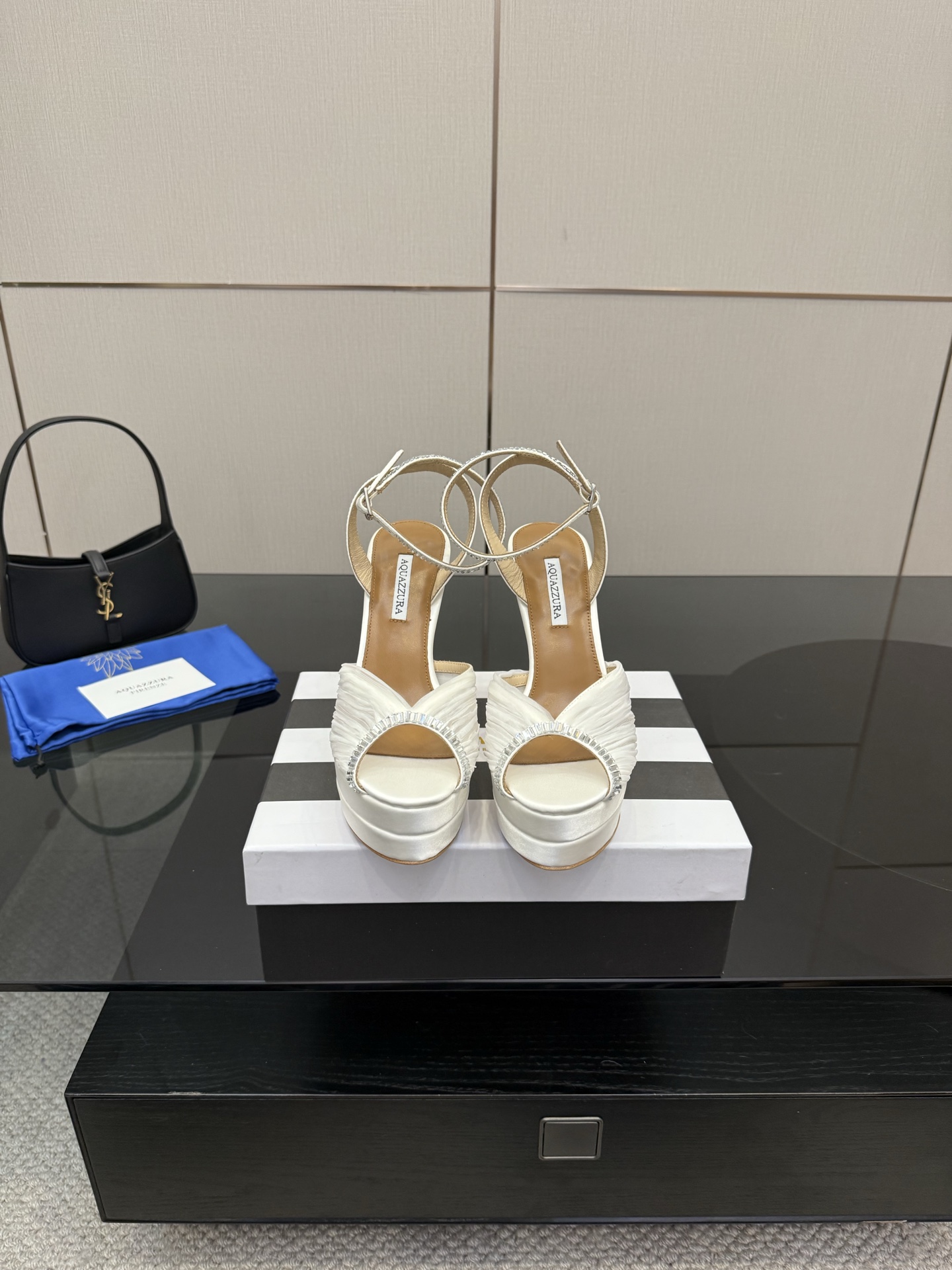 NO:543761,【Aquazzura】2025 new sandals Purchase quality This pair of high-heeled waterproof platform rhinestone catwalk sandals is simply the ultimate weapon of charm!  The rhinestones are shining brightly, like a dreamy galaxy on the upper. The waterproof platform is stable and safe, and the lines of the high heels are smooth and beautiful. Every step seems to be walking on a fashionable catwalk, emitting unparalleled confidence and light. Having it means having the focus of the entire stage. 2310-7 ____________________________________________________________ * Full set of packaging. * Original custom silk for upper * Lining sheepskin * Sole Italian leather outsole * Heel height 13.5cm * Water platform 4cm * Size 35-41 (34.40.41.42. Custom made no return), high heels, sandals, high heels, sheepskin, real  silk, Leather soles19860909【Aquazzura】2025新款凉鞋 代购品质这双高跟防水台水钻走秀凉鞋,简直是魅力的终极武器！水钻熠熠生辉,如同梦幻的星河铺陈在鞋面上.防水台稳固又安心,高跟鞋的线条流畅优美.每一步都仿佛走在时尚的T 台上,散发出无与伦比的自信与光芒.拥有它,就是拥有了整个舞台的焦点.2310-7 _________________________________ * 全套包装. * 鞋面原版定制真丝 * 衬里 羊皮 * 鞋底 意大利真皮大底 * 跟高 13.5cm * 水台 4cm * 码数 35-41（34.40.41.42.订做不退换）,高跟鞋凉鞋,sandals,high heels,sheepskin,real silk,Leather soles,Women's Shoes