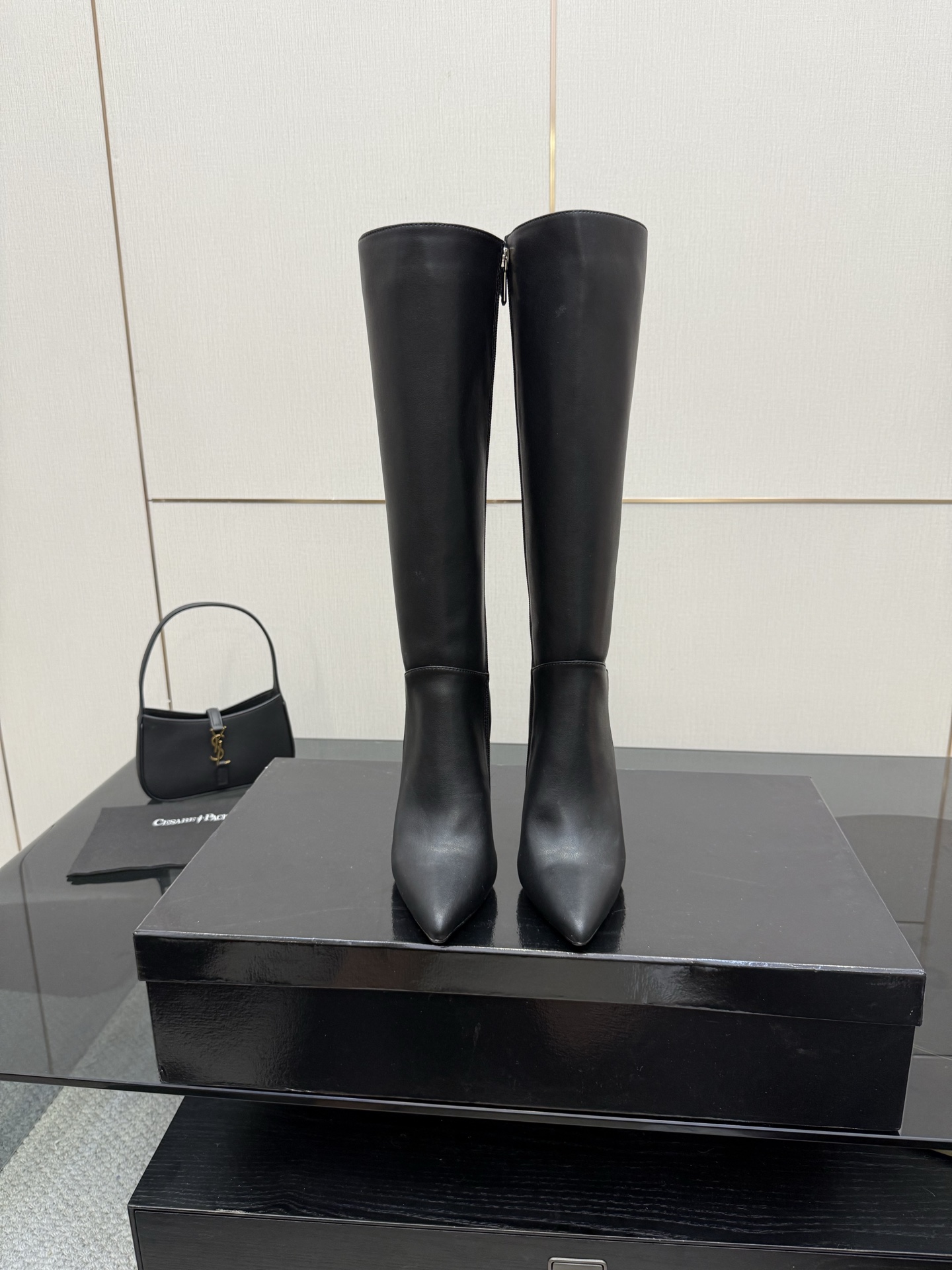 NO:543784,'The sharp blade into the heart' Cesare Paciotti dagger fashion boots out of print and heavy money to open the mold, the correct version technology The complete series of products will be released one after another If you must be guilty of high heels, I hope it is Cesare Paciotti upper cowhide inner cowhide footbed cowhide heel height 12cm size 35-43 (40.41.42.43 order), boots, boots, high heels, cowhide19860909“插入心脏的利刃” Cesare Paciotti 匕首时装靴 绝版重金开模,对版工艺 全系列产品陆续发售 如果一定要受高跟鞋的罪  我希望是Cesare Paciotti 鞋面牛皮 内里牛皮 垫脚牛皮 跟高12cm 码数35-43（40.41.42.43订）,靴子,boots,high heels,cowhide,Women's Shoes