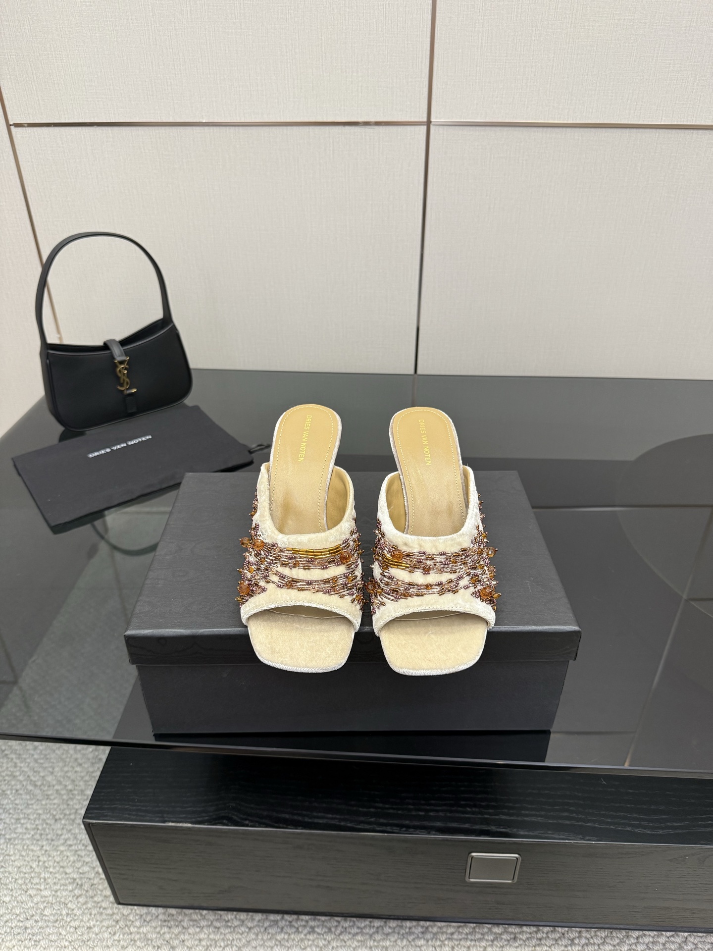 NO:533702,Dries Van Noten 25SS New sandals Every pair is beautiful like a work of art. It must be a very eye-catching item on the feet. Fairies can make the 'crystal shoes' that contemporary women should have. Upper velvet cloth beads. Foot-cushioned sheepskin. Outsole leather outsole. Size 35-42 (customized for 40.41.42), high heels, slippers, sheepskin, Leather soles19860909Dries Van Noten 25SS 新款凉拖 每一双都美的像艺术品 上脚一定是非常瞩目的单品 仙女们可以冲 当代女性应该自己拥有的“水晶鞋” 鞋面绒布串珠 垫脚羊皮 大底真皮大底 码数35-42(40.41.42定做）,高跟鞋拖鞋,high heels,slippers,sheepskin,Leather soles,Women's Shoes