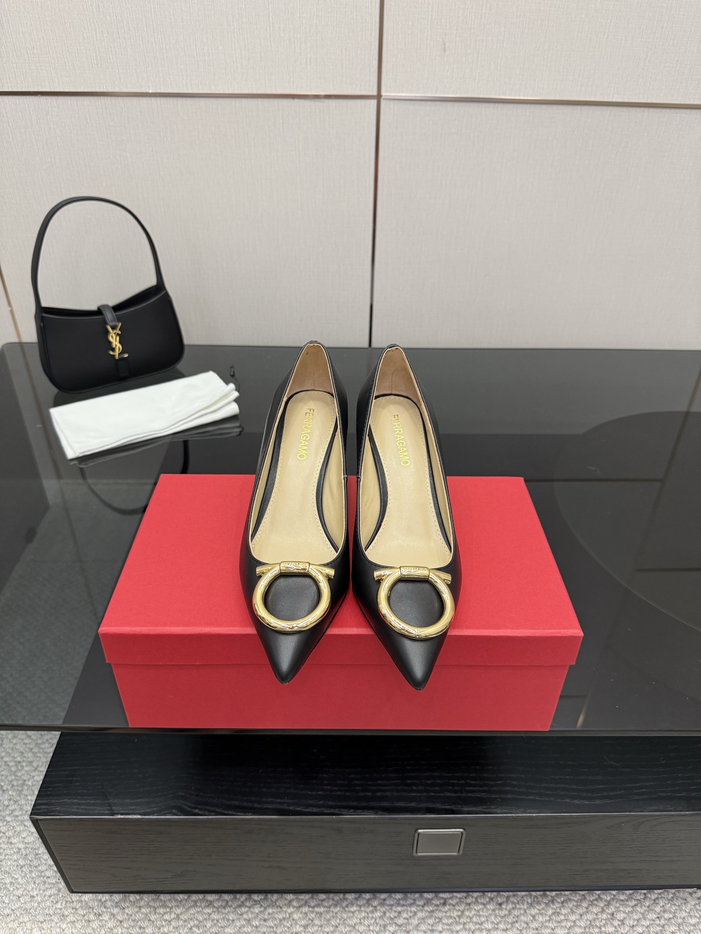 NO:533705,FERRAGAMO 25 autumn and winter Ferragamo fashion shoes plus a round and buckle-clear and youthful design!  Comfortable and versatile, it also has excellent durability!  Combining the perfect balance and elegant style of fashion and comfort, I believe every high-heeled girl will be attracted by it (Z-style customization, hardware, leather, rubber band, and outsole are perfectly consistent). Comparing the differences between looking at pictures on the market, cowhide upper, imported sheepskin inner, genuine leather sole, heel height 4cm and 6.5cm, size 35-39 (34.40.41 custom made without return) (full package), high heels, ferragamo, ferragamo, high heels, cowhide, sheepskin, Leather soles19860909FERRAGAMO 25秋冬菲拉格慕时装单鞋加上搭配圆扣利落年轻的设计！舒适百搭的同时也具备出色的耐用性！融合了时尚与舒适的完美平衡高雅风采相信每个高跟女孩都会为之心动（z品全身定制、五金、皮料、皮筋、大底完美一致）多对比市面上看图做货的区别哈 鞋面牛皮 内里进口绵羊皮 鞋底真皮大底 跟高4cm和6.5cm 码数35-39（34.40.41定做不退换）（全套包装）,高跟鞋单鞋,ferragamo,ferragamo,high heels,cowhide,sheepskin,Leather soles,Women's Shoes