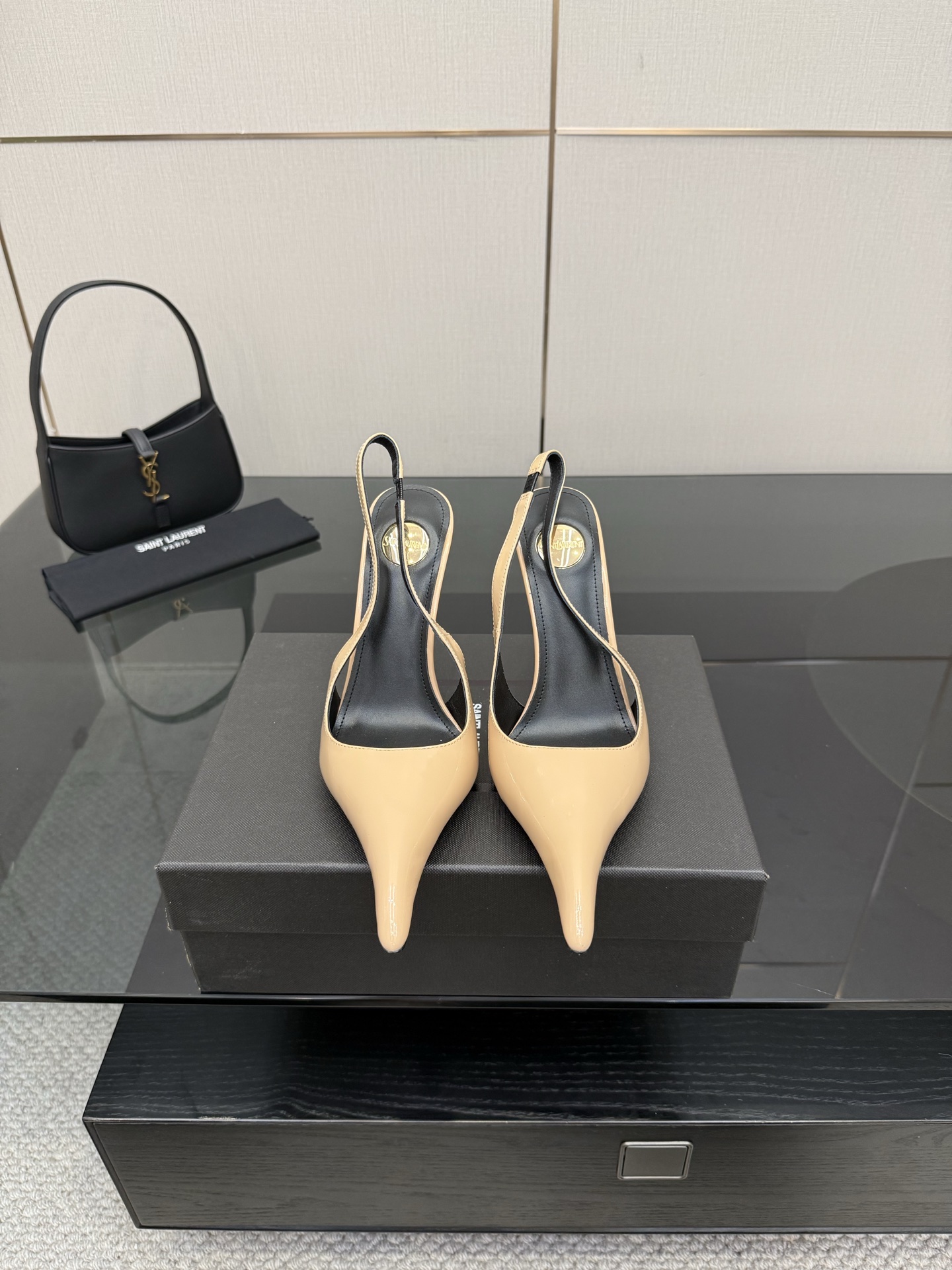 NO:543778,Saint Laurent | Beautiful high heels 25 spring style Who can refuse ysl high heels? It is known as the magic of men's death. You deserve to have fabric patent leather, inner sheepskin sole cowhide, elegant style, create a different feeling, heel height 10.5cm, counter packaging, simple and elegant style!  size. ｜35-39 (40 41 42 customized), high heels sandals, saint laurent, saint laurent, sandals, high heels, cowhide, sheepskin19860909圣罗兰 |绝美高跟  25春款 谁能拒绝ysl高跟鞋,号称斩男神奇,你值得拥有 面料 漆皮 内里 羊皮 鞋底 牛皮 优雅风格 创造不一样的感觉 跟高 10.5cm 专柜包装 简约气质款式！ size. ｜35-39（40 41 42 定制）,高跟鞋凉鞋,saint laurent,saint laurent,sandals,high heels,cowhide,sheepskin,Women's Shoes