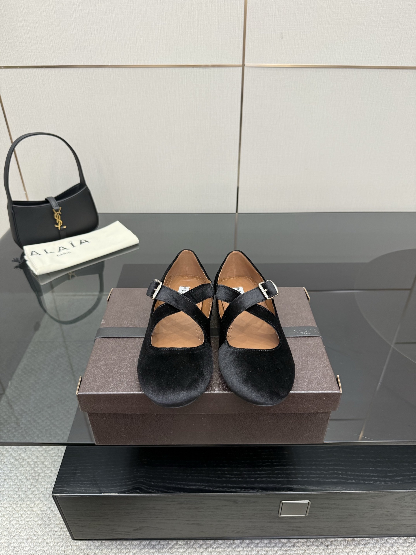 NO:543769,ALAIA｜French high-end first-tier high-end brand AzzedineAlaia: The last craftsman in the fashion industry, the king of cutting only loyal to the curve of women's body. Alaia, founded in 1979, has always been selling fashionable women's shoes. Paris fashion industry and the whole world are well-known Victoria Beckham, Michelle Obama, Ladygaga, Madonna, are all admirers and top fans of ALAA. Fashion show new Alaia series flat ballet shoes. The upper is original custom cowhide, velvet, patent leather, inner sheepskin, heel flat sole, rubber sole, size 34-39 (34.40.41. Customized) Packaging Alaia original packaging, ballet shoes, alaia, cowhide, sheepskin19860909ALAIA｜法国高端一线高定品牌 AzzedineAlaia:时尚界最后的手艺人 只忠于展现女性身体曲线的裁剪之王 始创于1979年的品牌Alaia 一直主售时装感十足的型格女鞋 巴黎时装界以及全世界都享有盛誉 维多利亚贝克汉姆,米歇尔奥巴马,Ladygaga ,麦当娜, 都是ALAA的崇拜者和头号粉丝 时装秀新款Alaia系列平底芭蕾舞鞋 鞋面原版定制牛皮,丝绒,漆皮 内里羊皮 鞋跟平底 鞋底橡胶底 码数34-39（34.40.41.定制） 包装Alaia原版包装,芭蕾舞鞋,alaia,cowhide,sheepskin,Women's Shoes