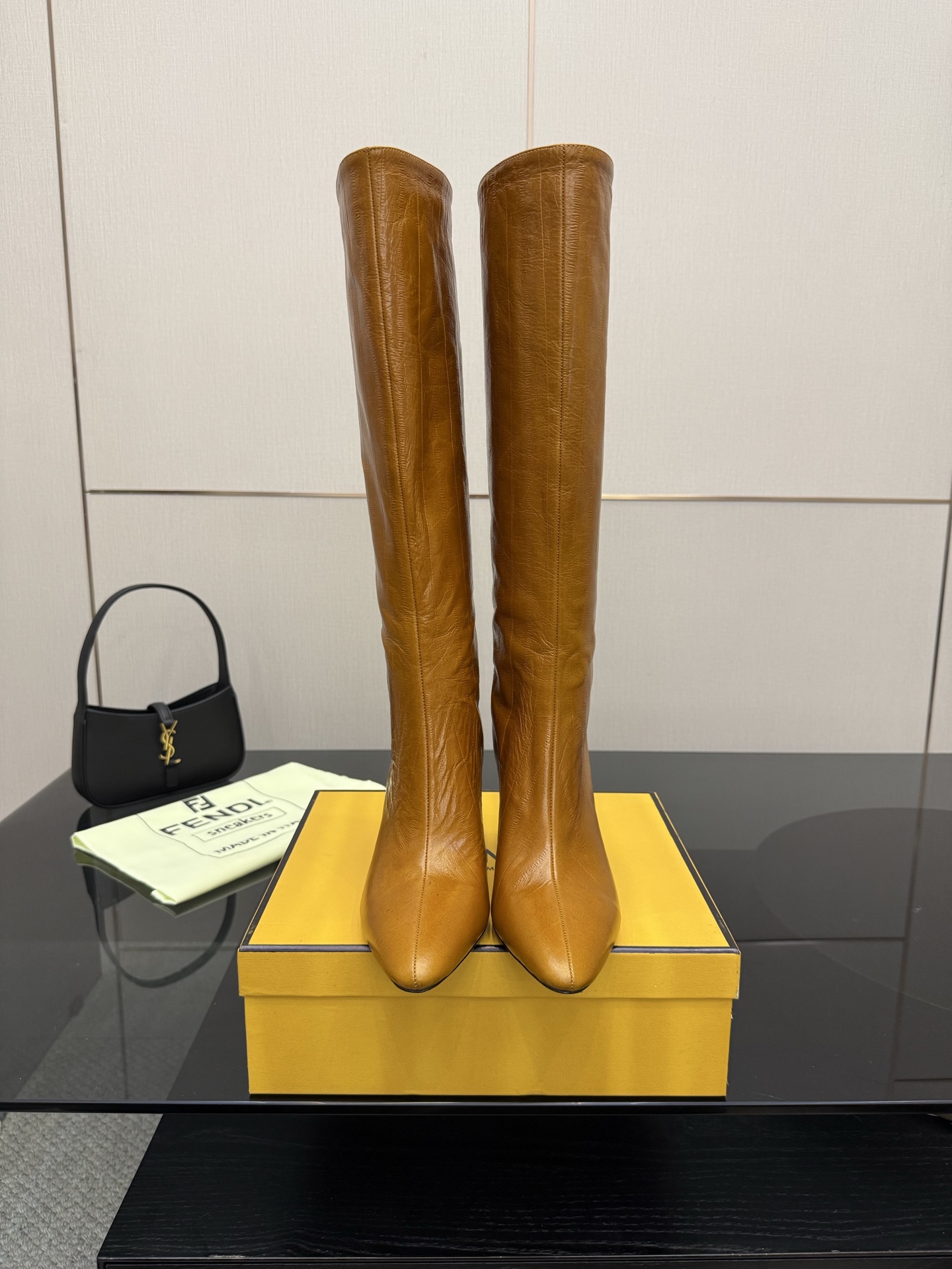 NO:543763,FENDI Arco Hagfish Leather Boots This cylindrical boot is designed with tapered toe and high heels, and is decorated with iconic Arco lines, custom metal details and engraved logos. It is sharp and avant-garde. The shiny hagfish leather material makes it look cool and stylish with a full aura~ Material: Eel leather upper, cowhide, inner footbed, imported goatskin, heel height 8cm, size 35-41 (41 custom, no return or exchange), boots, fendi, boots, cowhide, sheepskin19860909FENDI Arco盲鳗皮革靴子 这款圆筒靴采用锥形鞋尖和高跟设计,饰有标志性Arco线条、定制金属细节和刻印标志,锋利前卫.亮面盲鳗皮革材质,气场拉满更显飒酷有范儿～ 材质 鞋面鳗鱼皮牛皮 内里垫脚 进口山羊皮 跟高8cm 码数 35—41（41定制不退换）,靴子,fendi,boots,cowhide,sheepskin,Women's Shoes