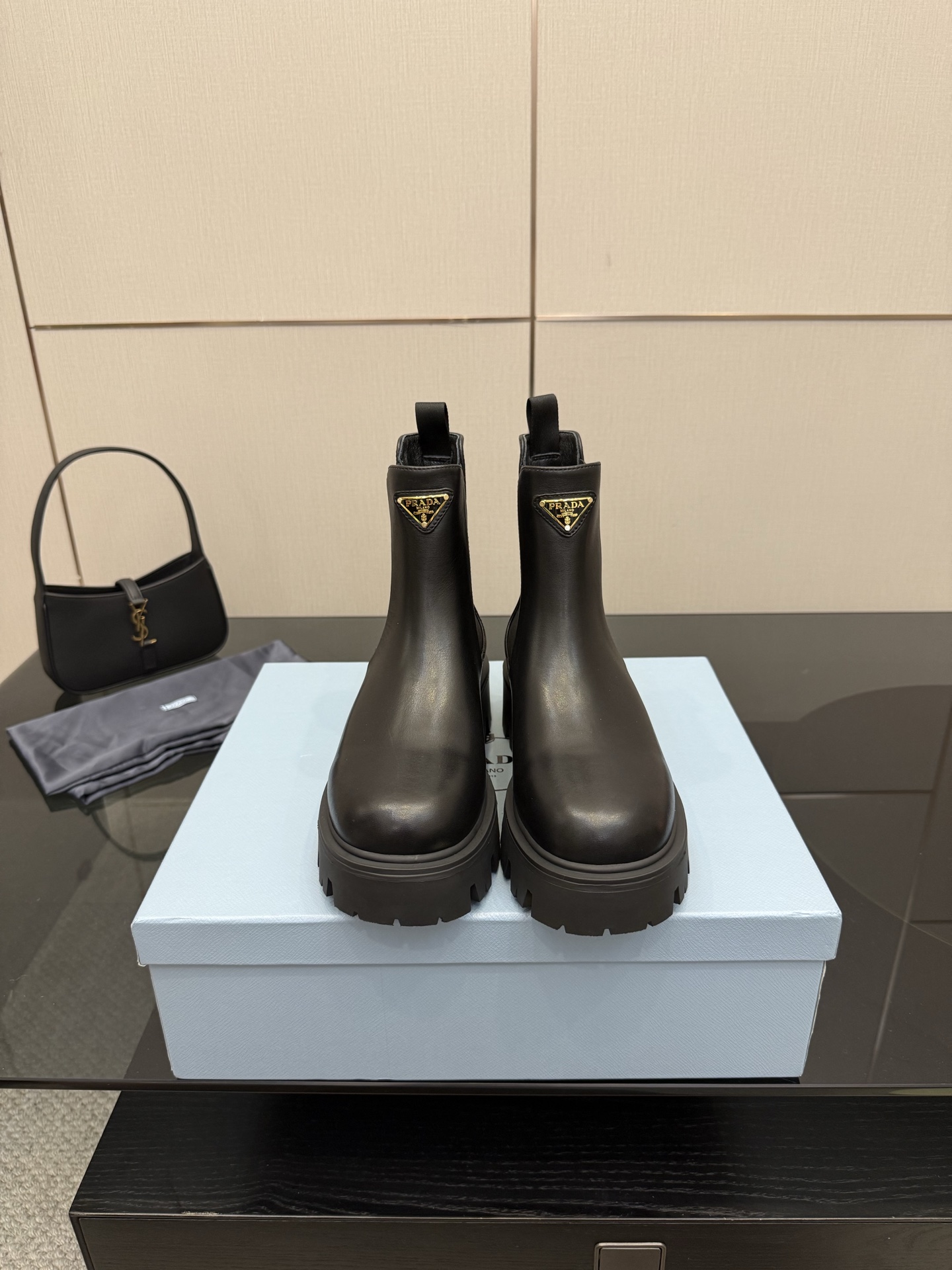 NO:543755,PRADA short boots are so popular recently. I love the innovative Prada. I bought a 1:1 replica of the Y version from Europe. The TPU high toughness outsole has a height of 6CM. All the materials and craftsmanship are the same as the Y version. Short boots. Cowhide. Code size: 35-40M standard code (40 customized). Comes with original packaging, boots, prada, boots, cowhide.19860909PRADA短靴 最近得不得了 创新的Prada赞哦欧洲购入Y版1:1复刻 TPU高韧性大底 有6CM的高度 所有的材质与工艺 Y版一致短靴 牛皮 码数35-40M标准码（40订做） 配原包装,靴子,prada,boots,cowhide,Women's Shoes