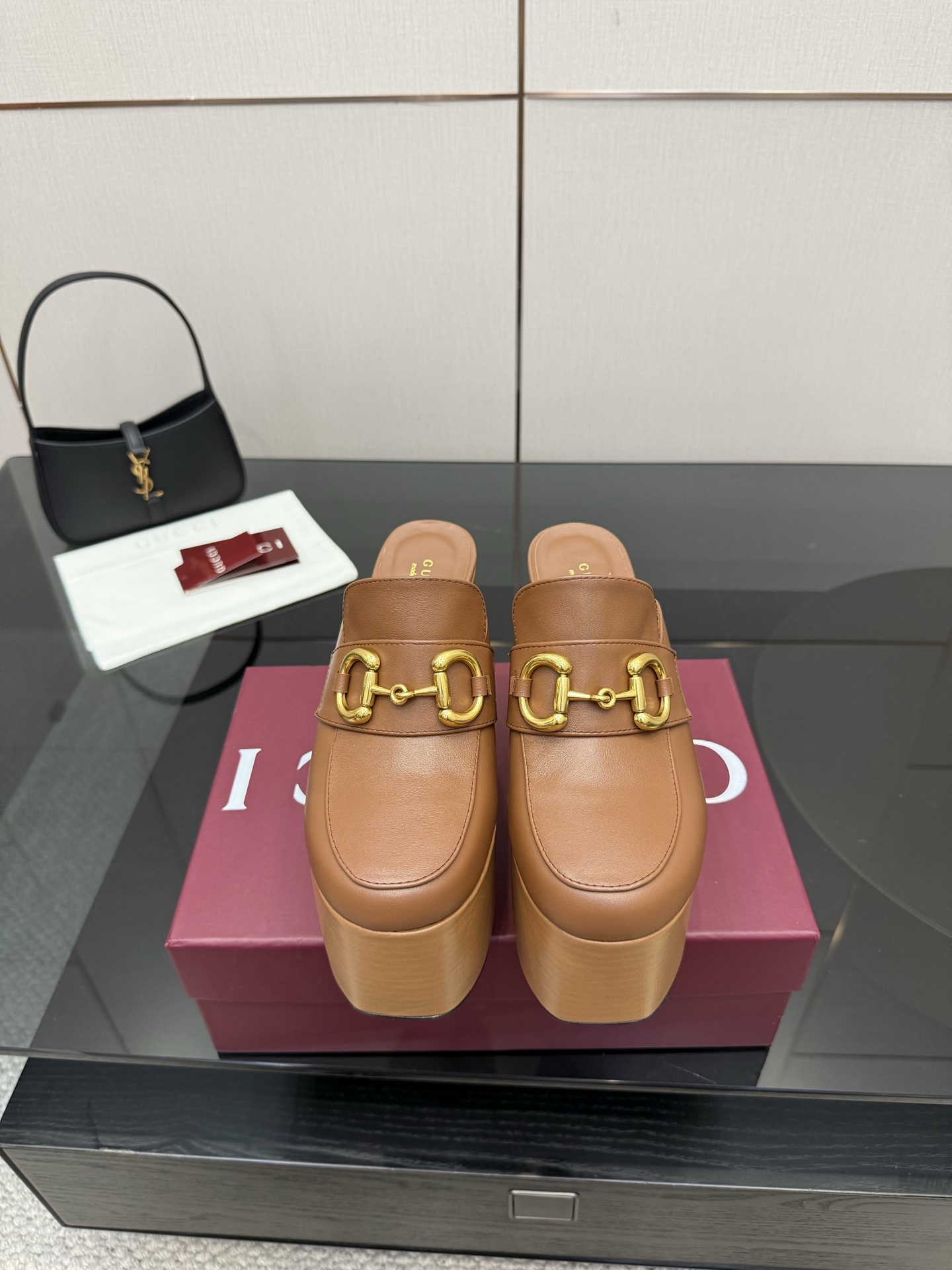 NO:543751,GUCCI new waterproof platform high heel sandals, shoe show Gucci Hentiangao built-in waterproof platform back empty sandals, fashionable brand LOGO support, with super recognition, high recognition, various products compete for brands first, then super heel high-ranking GUCCI is also out of date. Guccl Paris fashion show This series interprets the new fashion charm and continues the super high heel design, which is favored by well-known overseas bloggers and millions of fans and bloggers. It is best-selling at home and abroad and has been out of stock at home and abroad. The top version of candy color matching, each color is beautiful, with a total of 13 colors to choose from. Footwear: imported fabric/cowhide/stone cowhide Inside: imported leather sheep Sole shoes: original genuine leather outsole High heels: 11.5cm Water typhoon: 6cm Size: 35 36 37 38 39 40 41 42 (40 41  42 orders) Packaging: GUCCI full set of original packaging, high heels slippers, gucci, gucci, sandals, high heels, slippers, cowhide, Leather soles19860909GUCCI 新防水台高跟 凉鞋 走鞋款秀 古驰 恨天高内置水台后空凉鞋  时尚的品牌LOGO持加,具有超辨高识度各品大争牌恐先推后出超系跟高列GUCCI不也落伍 Guccl巴黎时装秀场款 此系列演绎全新时尚魅力延续超高跟设计,深得海外知名博主青睐千万粉丝博主倾情演绎,畅销海内外国内已经断货,顶级版本糖果色配色,每个颜色都是绝美知知,共13个颜色供选 面鞋:进口布纹/牛皮/石头纹牛皮 里内:进口皮羊 底鞋:原版真皮大底 高跟:11.5cm水防台:6cm 码数:35 36 37 38 39 40 41 42 (40 41 42订) 包装:GUCCI全套原包版装,高跟鞋拖鞋,gucci,gucci,sandals,high heels,slippers,cowhide,Leather soles,Women's Shoes