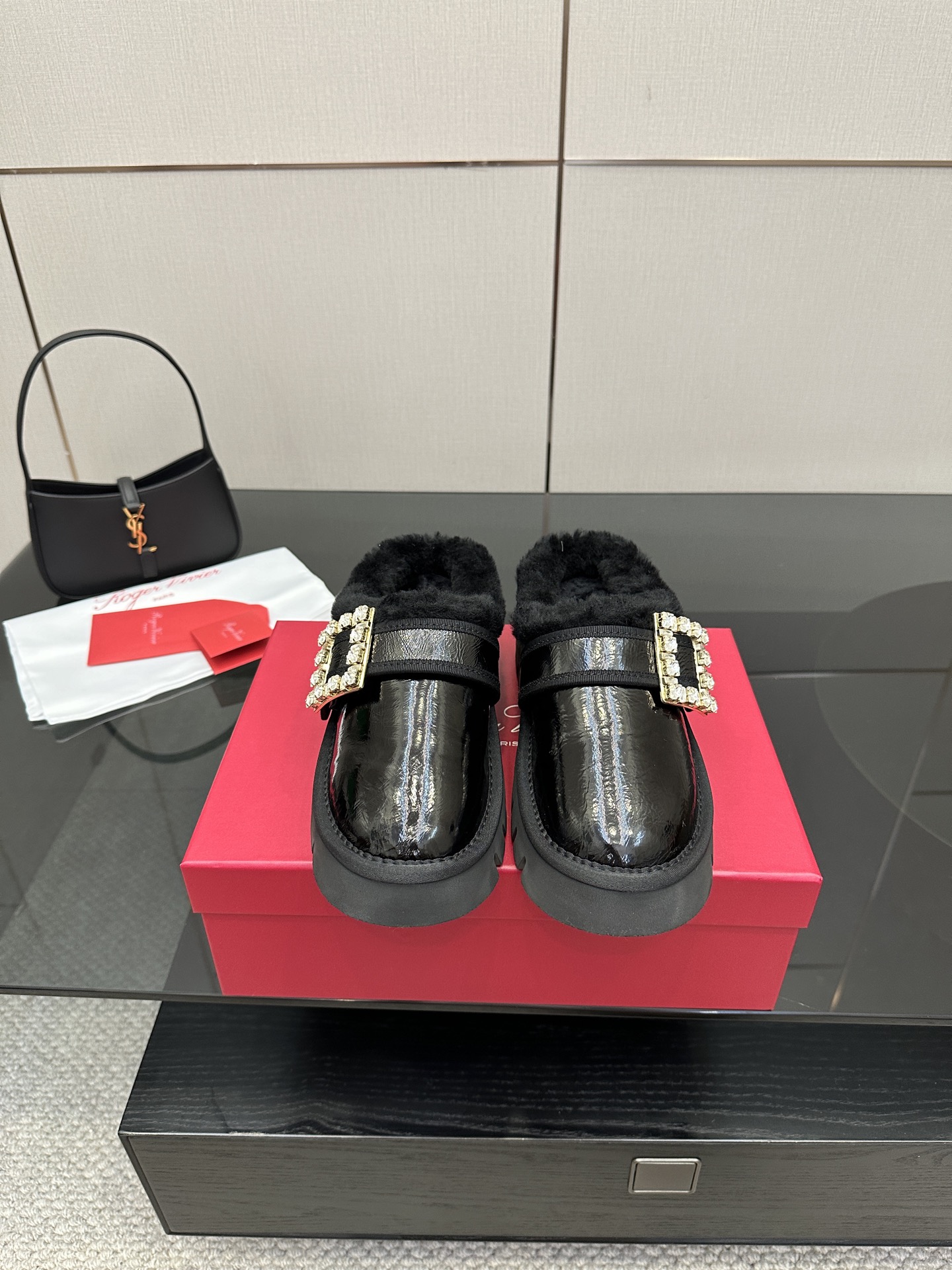 NO:560783,Roger Vivier is the representative work of the brand. It was founded in 1963 and is unforgettable with its sloping curves. This season it is paired with simple and elegant lacquered buckles. This Virgule series has diamond buckles. It is comfortable and sophisticated, and can be worn all day long. Description and details Fabric: Sheepkin, cow patent leather Lamb wool lining Detailed pointed design Sparkling diamond buckles  Size 35～39 (40, 41 customization is non-refundable), semi-slip suede shoes, roger vivier, sheep19860909Roger vivier是品牌代表作,始创于1963年,以其倾斜曲线令人一见难忘.本季与简洁优雅的镀漆饰扣携手亮相.本款Virgule 系列闪钻饰扣.舒适又不失精致,穿一整天也从容自在. 描述和细节 面料:羊京,牛漆皮 内里羊羔毛 细节尖头设计 闪钻饰扣 码数35～39（40,41定制不退换）,半拖毛毛鞋,roger vivier,sheep,Women's Shoes