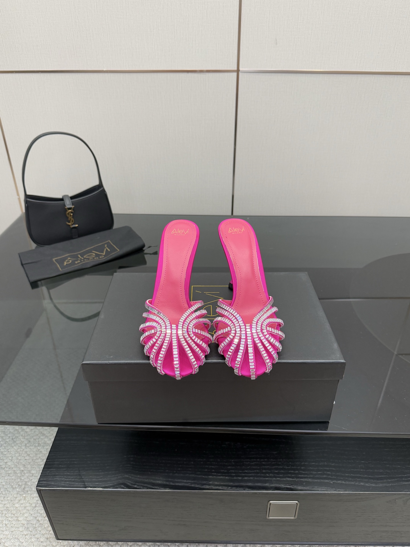 NO:560778,The highest version of Alevi Milano high-heeled catwalk sandals decorated with bright diamonds. A prestigious luxury shoe brand co-created by two local Italian women, Valentina Michetti and Perla Alessandri. The 'earth-flavored sandals' have turned over. This time they have become the C position among fashion elites. They are popular on Instagram and are a must-have for fashion bloggers. The designers of Alevi Milano, who present the first wave of 'new design stars', are inspired by their personal life experiences.  Designed a series of hollow high-heeled shoes that represent strong women. The woven hollow straps are covered with sparkling rectangular rhinestones. They are most suitable for important occasions. The uppers are hand-made with Australian diamonds and hot-drilled. The lining is mixed sheepskin. The foot pads are sheepskin. The soles are original open-molded genuine leather soles with black edges. The heel height is 9cm and the size is 35-39 (40.41 orders). Packaging Alevi   Milano original packaging, high heels and slippers, sandals, high heels, slippers, sheepskin19860909最高版 Alevi Milano亮钻装饰超高跟走秀凉鞋 一个享有盛誉的奢侈鞋品牌 由两位意大利本土女性共同创作 瓦伦蒂娜·米切蒂和佩拉·亚历山德里 翻了身的“土味凉鞋” 这次成了时髦精心中的C位 火遍ins,时尚博主人手必备 呈现第一波“设计新星” Alevi Milano的设计师以个人人生履历为灵感 设计了以坚强女性为代表的镂空高跟鞋系列, 编织的镂空细带上布满了闪耀的长方形水钻, 最适合重要场合穿上它撑场面 鞋面手工澳钻烫钻 内里混种羊皮 垫脚羊皮 鞋底原版开模黑边真皮底 跟高9cm 码数35-39（40.41订） 包装 Alevi Milano原版包装,高跟鞋拖鞋,sandals,high heels,slippers,sheepskin,Women's Shoes