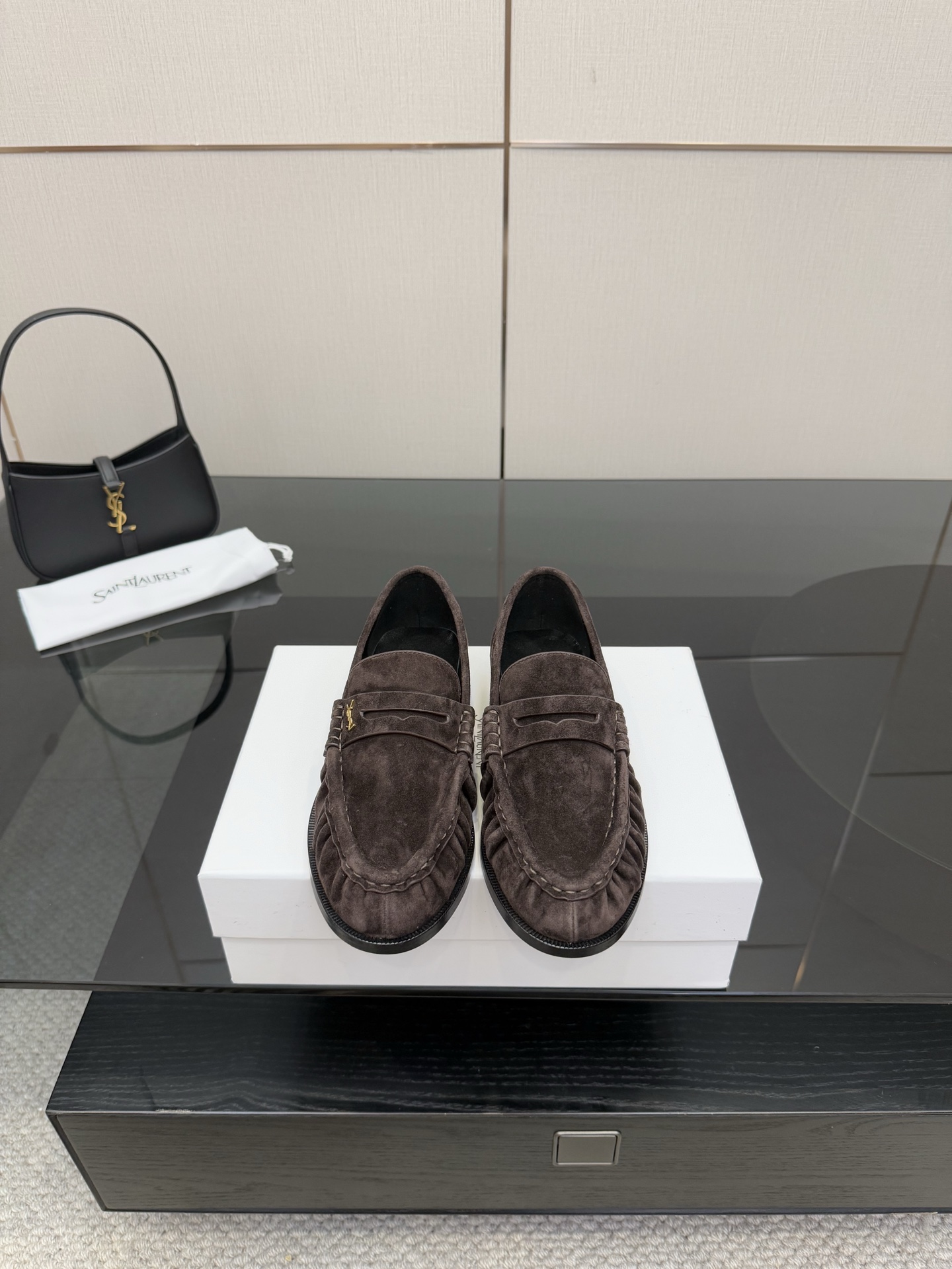 NO:560760,Saint Lauren*YSL Saint Laurent 25ss new product YSL small logo loafers. The iconic small logo is the soul of this pair of shoes. It is presented on the shoe body in a low-key and delicate manner. Different from the big and flamboyant logo, it is quiet but eye-catching. It outlines YSL's unique fashion DNA with simple lines and inadvertently reveals the brand's profound heritage. The classic almond-shaped design of the toe cleverly modifies the foot shape and visually lengthens the foot line to highlight elegance and delicacy.  . Whether it is paired with simple wide-leg pants or a playful short skirt, it can be easily worn to show different style charms and become the finishing touch of the look. The fabric is made of original customized leather, the inner feet are all sheepskin, and the Italian imported genuine leather outsole   size35-39 (customized 40/41), boots loafers, saint laurent, saint laurent, saint laurent, loafers, boots, skirts, sheepskin, Leather soles19860909Saint Lauren*YSL圣罗兰25ss新品 YSL小logo乐福鞋单鞋 标志性的小logo是这双鞋的灵魂所在 以低调而精致的姿态呈现于鞋身之上. 不同于张扬的大标识 它安静却醒目 用简洁线条勾勒出YSL独有的时尚DNA 在不经意间透露出品牌的深厚底蕴 鞋头的经典杏仁形设计 巧妙修饰脚型 在视觉上拉长足部线条 彰显优雅与秀气 . 无论是搭配简约阔腿裤 还是俏皮小短裙 都能轻松驾驭 展现不同风格魅力 成为造型中的点睛之笔. 面料采用原版定制皮料 内里垫脚均为羊皮 意大利进口真皮大底 size35-39（40/41定制）,靴子乐福鞋,saint laurent,saint laurent,saint laurent,loafers,boots,skirts,sheepskin,Leather soles,Women's Shoes