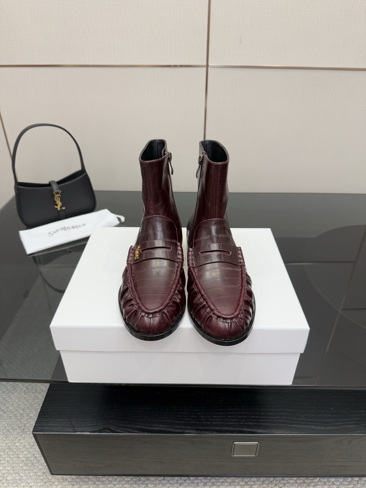 NO:560764,Saint Lauren*YSL Saint Laurent 25ss new product YSL small logo Loaf short boots. The iconic small logo is the soul of this pair of shoes. It is presented on the shoe body in a low-key and delicate manner. Different from the big and flamboyant logo, it is quiet but eye-catching. It outlines YSL's unique fashion DNA with simple lines and inadvertently reveals the brand's profound heritage. The classic almond-shaped design of the toe cleverly modifies the foot shape and visually lengthens the foot line, highlighting elegance and delicacy.  Whether it is paired with simple wide-leg pants or a playful short skirt, it can be easily worn to show different style charms and become the finishing touch of the look. The fabric is made of original customized leather, the lining and feet are all sheepskin, and the genuine leather outsole imported from Italy   size35-39 (customized 40/41), boots loafers, saint laurent, saint laurent, saint laurent, loafers, boots, skirts, sheepskin, Leather soles19860909Saint Lauren*YSL圣罗兰25ss新品 YSL小logo乐福短靴 标志性的小logo是这双鞋的灵魂所在 以低调而精致的姿态呈现于鞋身之上. 不同于张扬的大标识 它安静却醒目 用简洁线条勾勒出YSL独有的时尚DNA 在不经意间透露出品牌的深厚底蕴 鞋头的经典杏仁形设计 巧妙修饰脚型 在视觉上拉长足部线条 彰显优雅与秀气 . 无论是搭配简约阔腿裤 还是俏皮小短裙 都能轻松驾驭 展现不同风格魅力 成为造型中的点睛之笔. 面料采用原版定制皮料 内里垫脚均为羊皮 意大利进口真皮大底 size35-39（40/41定制）,靴子乐福鞋,saint laurent,saint laurent,saint laurent,loafers,boots,skirts,sheepskin,Leather soles,Women's Shoes