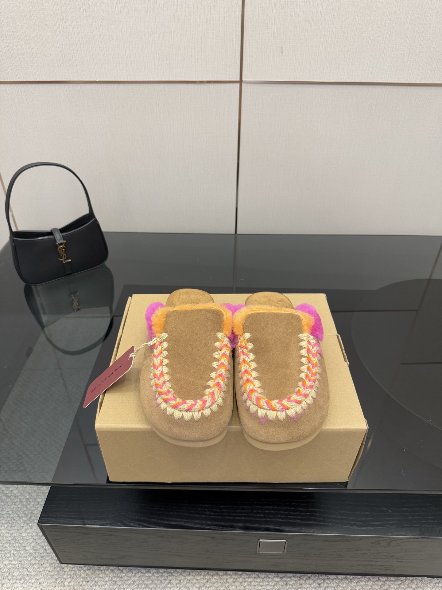 NO:561957,MOU niche trendy brand 25ss new autumn and winter products Gold buckle thick sole fur slippers A pair of elastic thick-soled wool slippers are comfortable and sophisticated at home. The soles of the feet are like being caught in a gentle embrace. The combination of soft sheepskin and fur all-in-one leather makes winter full of Maillard romance, whether out or at home. Suede upper/heavy industrial ethnic style hand-made edging. Wool inner lining. Original soft rubber outsole.  Size35-39 (40.41 customized, non-refundable), semi-slippers, slippers, sheepskin, chamois leather19860909MOU 小众潮牌 25ss秋冬新品 金扣厚底 毛拖 居家不失舒适与精致一双弹力厚底羊毛拖鞋慵懒而温暖 脚掌如同陷入了轻柔的拥抱中柔软的羊皮毛一体皮料结合无论外出还是居家 让冬季充满美拉德浪漫 鞋面麂皮鞋面/重工民族风手工衍边 内里垫脚羊毛 鞋底原版软橡胶大底 Size35-39(40.41定做不退换),半拖毛毛鞋,slippers,sheepskin,chamois leather,Women's Shoes