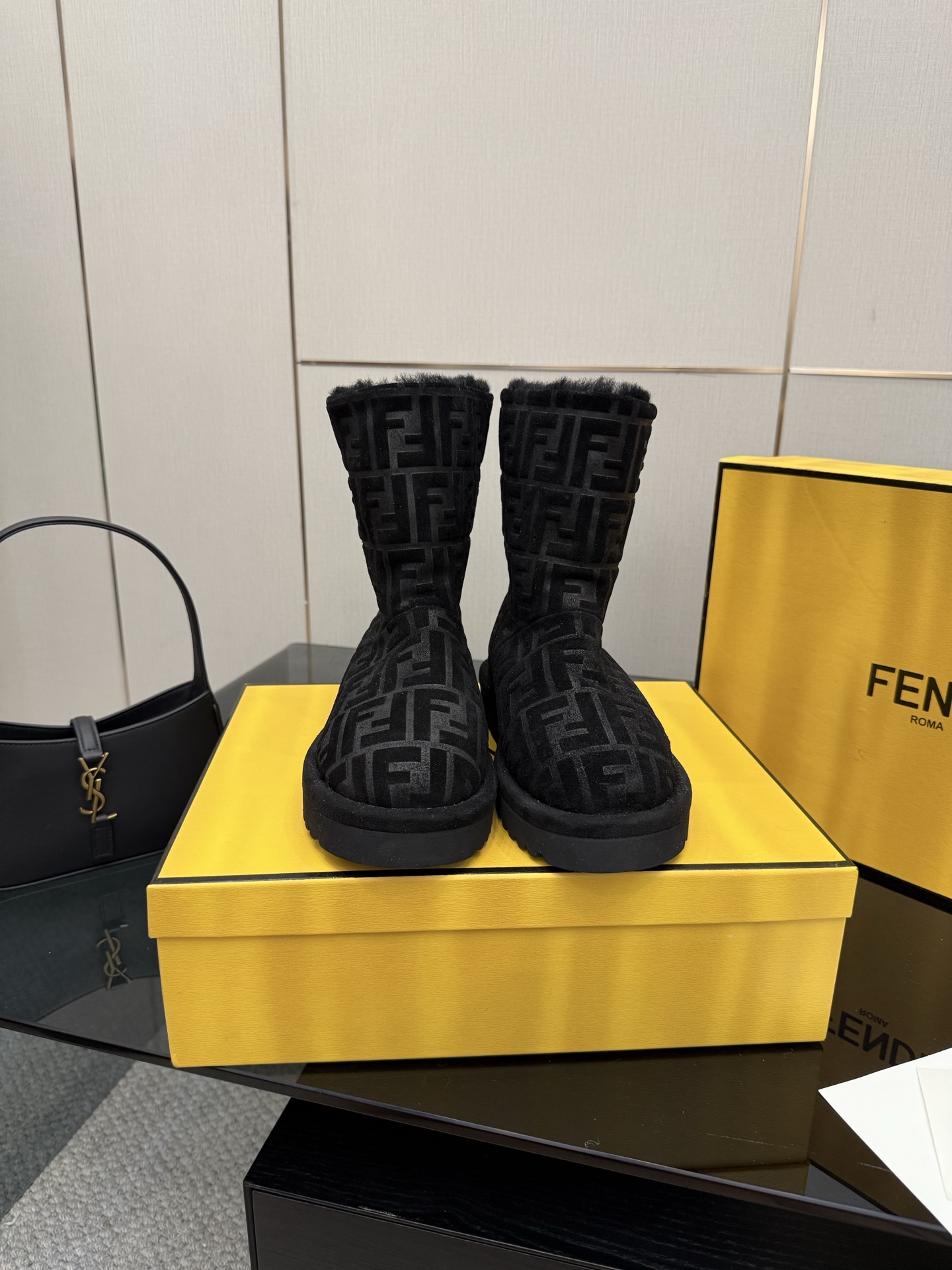 NO:594498,FENDI Fendi Apres Chic snow boots, calfskin upper, classic FF embossing, lamb wool lining, good thermal insulation effect in autumn and winter. Low tube design, round toe pull-on, rubber sole foam, heel height 2.5cm, comfortable to wear, size 35-42 (40.41.42 customized), snow boots, fendi, fendi, boots, cowhide19860909FENDI芬迪Apres Chic雪地靴,小牛皮鞋面,经典FF压花,内里羊羔毛,秋冬保暖效果好.低筒设计,圆头套穿,鞋底橡胶发泡,跟高2.5cm,穿着舒适 码数35-42(40.41.42定做）,雪地靴,fendi,fendi,boots,cowhide,Women's Shoes