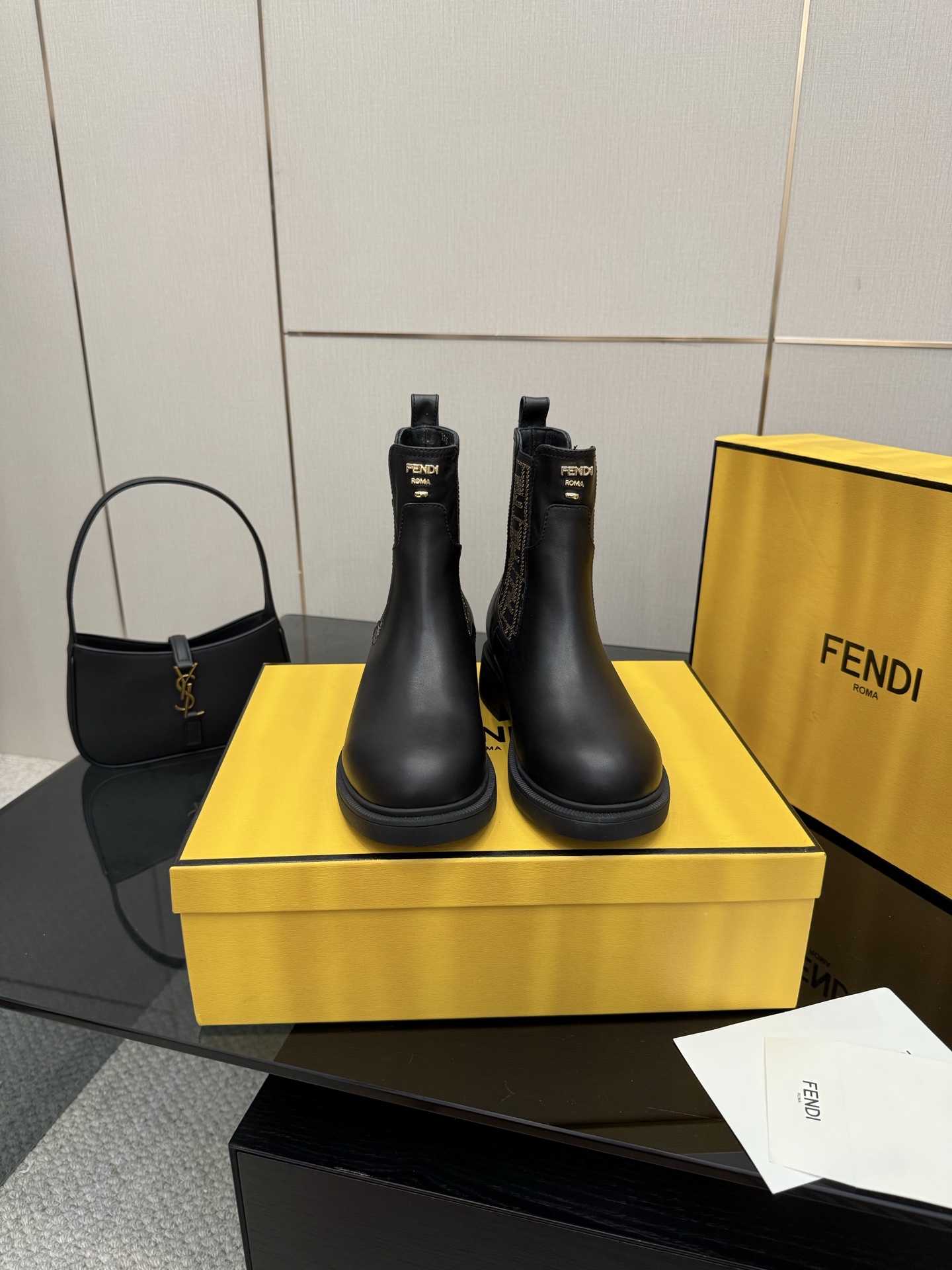 NO:594500,FENDI Fendi low boots, leather material, classic F letter embroidery, very versatile in spring and autumn, cowhide upper, sheepskin foot pad, rubber sole, size 35-42 (customized 40 41 42), snow boots, fendi, fendi, boots, cowhide, sheepskin19860909FENDI芬迪低筒靴,拼皮材质,经典F字母刺绣,春秋季穿搭很百搭 鞋面牛皮 垫脚羊皮 大底橡胶底 码数35-42（40 41 42定做）,雪地靴,fendi,fendi,boots,cowhide,sheepskin,Women's Shoes