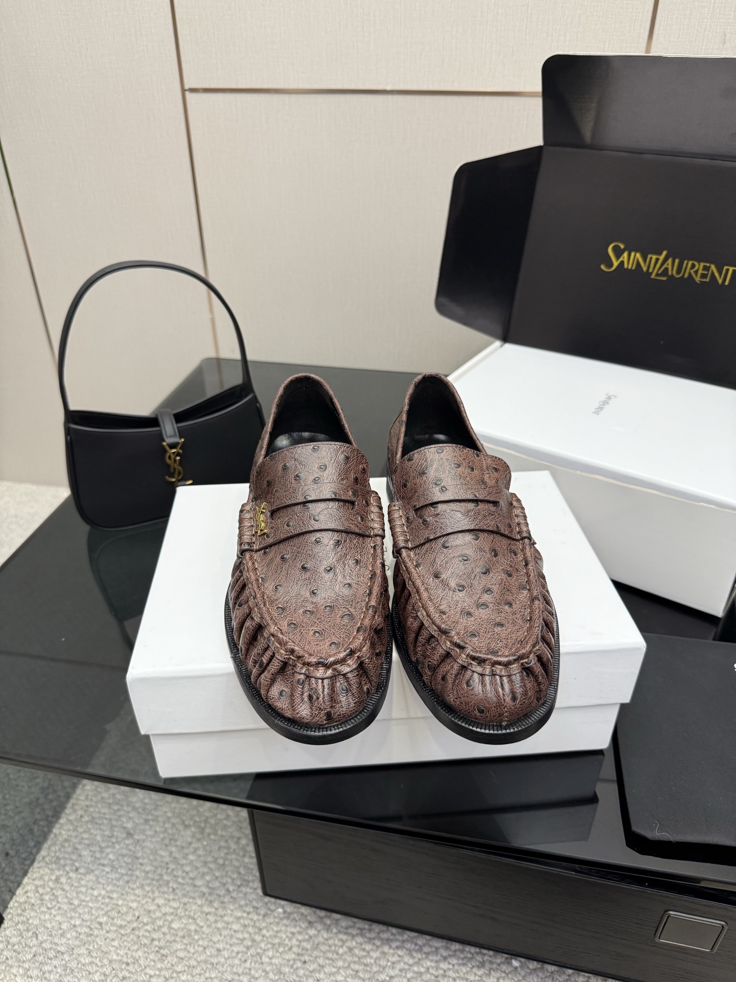 NO:594502,Women's code: Men's code: Saint Lauren*YSL Saint Laurent 25ss new YSL small logo loafers. The iconic small logo is the soul of this pair of shoes. It is presented on the shoe body in a low-key and delicate manner. Different from the big and flamboyant logo, it is quiet but eye-catching. It outlines YSL's unique fashion DNA with simple lines and inadvertently reveals the brand's profound heritage. The classic almond-shaped design of the toe cleverly modifies the foot shape.  It visually lengthens the foot line and highlights elegance and delicacy. Whether it is paired with simple wide-leg pants or a playful short skirt, it can be easily controlled to show the charm of different styles and become the finishing touch of the look. The fabric is made of original customized leather and the inner pads are all sheepskin. The Italian imported genuine leather outsole size is 35-39 for women (customized for 40.41.42) and 40-45 for men (customized for 46,47), loafers, saint.  laurent,saint laurent,saint laurent,loafers,skirts,sheepskin,Leather soles19860909女码: 男码: Saint Lauren*YSL圣罗兰25ss新品 YSL小logo乐福鞋单鞋 标志性的小logo是这双鞋的灵魂所在 以低调而精致的姿态呈现于鞋身之上. 不同于张扬的大标识 它安静却醒目 用简洁线条勾勒出YSL独有的时尚DNA 在不经意间透露出品牌的深厚底蕴 鞋头的经典杏仁形设计 巧妙修饰脚型 在视觉上拉长足部线条 彰显优雅与秀气 . 无论是搭配简约阔腿裤 还是俏皮小短裙 都能轻松驾驭 展现不同风格魅力 成为造型中的点睛之笔. 面料采用原版定制皮料 内里垫脚均为羊皮 意大利进口真皮大底 size女码35-39(40.41.42定做) 男码40-45（46,47定做),乐福鞋,saint laurent,saint laurent,saint laurent,loafers,skirts,sheepskin,Leather soles,Women's Shoes