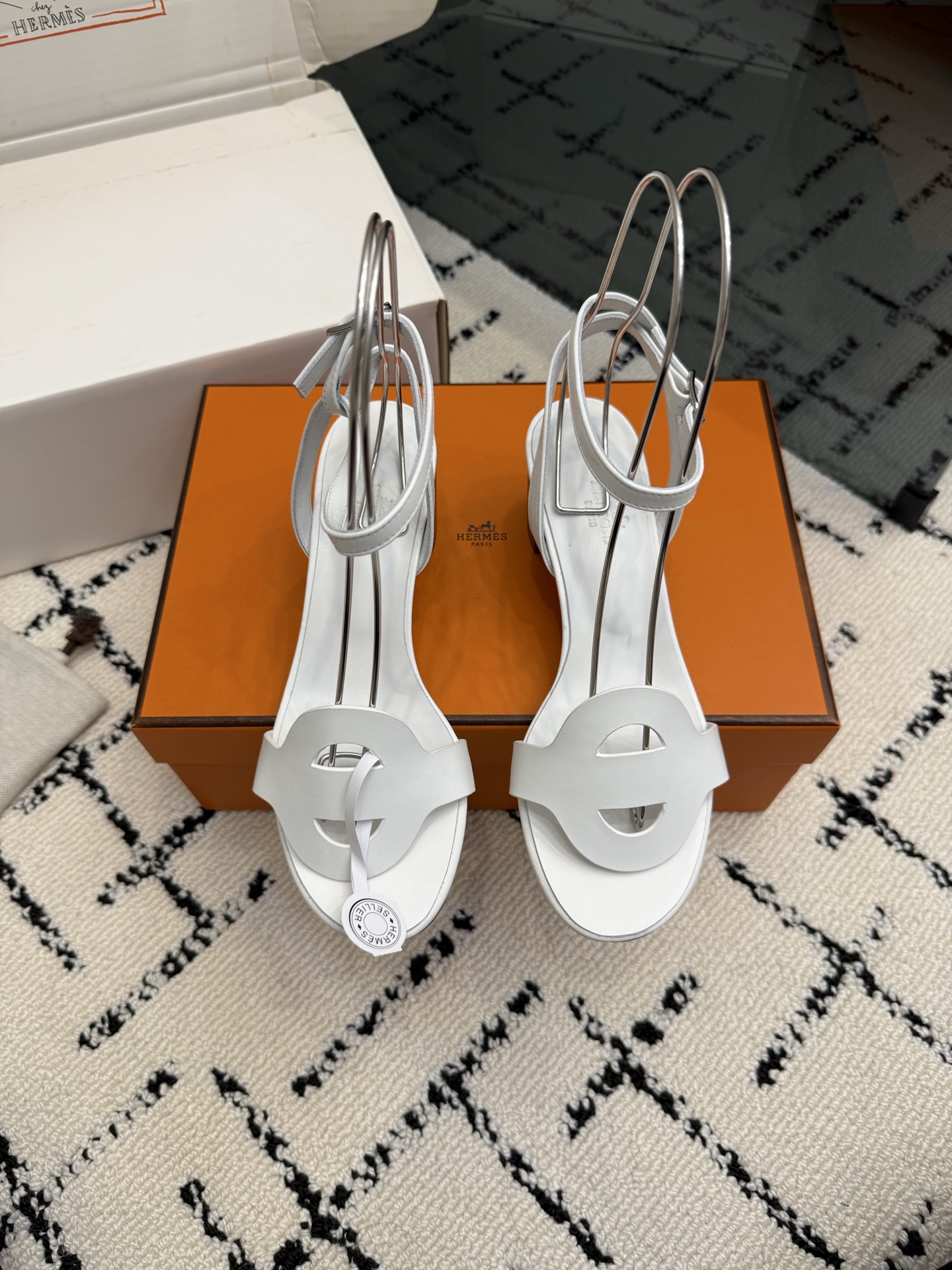 NO:889666,Purchasing agent grade (with airplane case) Hermer/Hermès classic sandals. The kelly buckle is cool, full of high-end feeling, good appearance and comfort. The pointed toe design elongates the leg line, making the feet appear more slender, adding a feminine elegance. The fabric is made of imported sheep and cowhide, the inner foot pads are all mixed sheepskin, and the outsole is imported cowhide from Italy.  Size35-39 (40/41/42 customized), sandals, hermes, hermes, sandals, cowhide, sheepskin, sheep19860909代购级 (配飞机盒) Hermer/爱马仕经典凉鞋 kelly扣酷酷的 高级感满满 颜值和舒适度都很友好 尖头设计拉长腿部线条 使脚部显得更加纤细 增添女性的优雅气质. 面料采用进口羊京,牛皮 内里垫脚均为混种羊皮 意大利进口牛皮大底 Size35-39（40/41/42定制）,凉鞋,hermes,hermes,sandals,cowhide,sheepskin,sheep,Women's Shoes