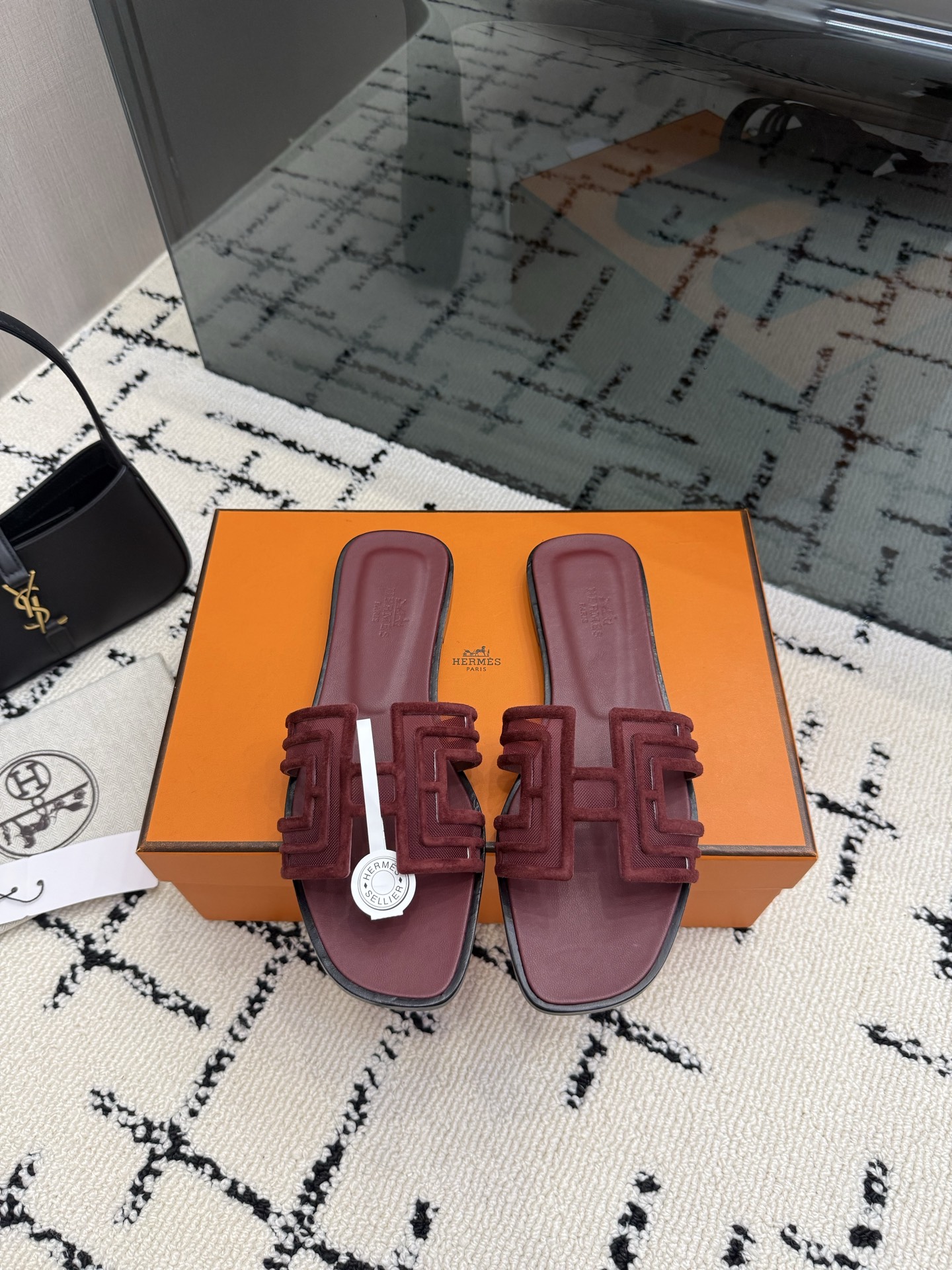 NO:903170,Purchasing agent grade (with airplane case) Hermer/Hermès classic sandals. The kelly buckle is cool, full of high-end feeling, good appearance and comfort. The pointed toe design elongates the leg line, making the feet appear more slender, adding a feminine elegance. The fabric is made of imported sheep and cowhide, the inner foot pads are all mixed sheepskin, and the outsole is imported cowhide from Italy.  Size35-39 (customized 40/41/42), slippers, hermes, hermes, sandals, slippers, cowhide, sheepskin, sheep19860909代购级 (配飞机盒) Hermer/爱马仕经典凉鞋 kelly扣酷酷的 高级感满满 颜值和舒适度都很友好 尖头设计拉长腿部线条 使脚部显得更加纤细 增添女性的优雅气质. 面料采用进口羊京,牛皮 内里垫脚均为混种羊皮 意大利进口牛皮大底 Size35-39（40/41/42定制）,拖鞋,hermes,hermes,sandals,slippers,cowhide,sheepskin,sheep,Women's Shoes