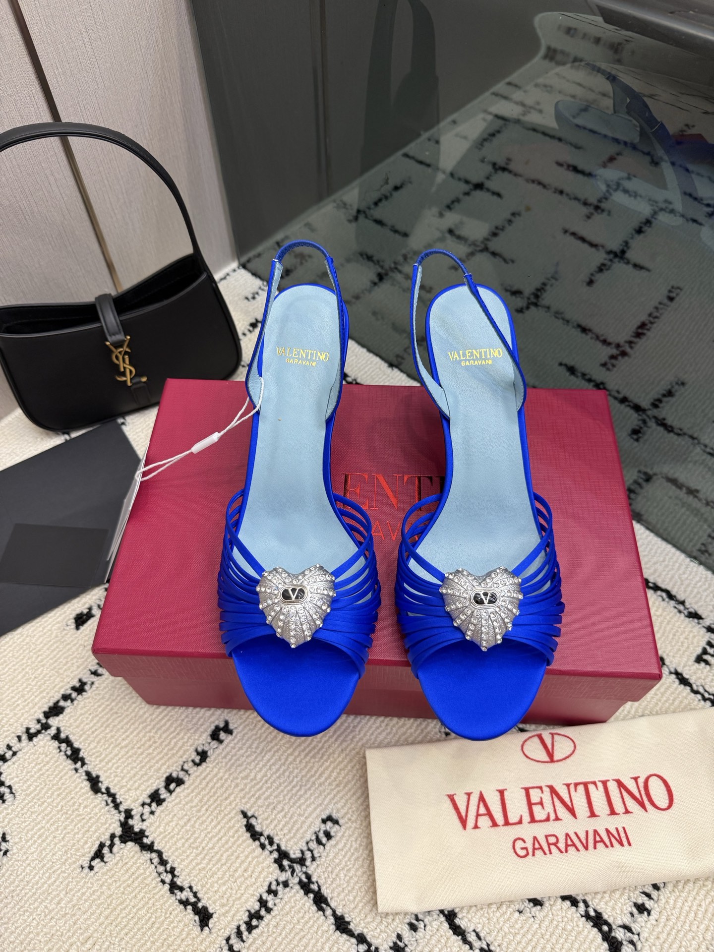 NO:889827,Diamond buckle Leather buckle Valentino Valentino's hottest new product in 2026 The new sandals are also easy to wear... The latest logo buckle and the sexy pointed toe are perfectly combined, which is simply the peak of summer fashion. The original replica. Upper cowhide, silk. Foot pad sheepskin outsole. Italian genuine leather outsole. Size 35-39 (40 41 42 customized, non-returnable, non-exchangeable), high-heeled shoes and slippers, valentino, valentino, sandals, high  heels,slippers,cowhide,sheepskin,real silk,Leather soles19860909钻扣 皮扣 Valentino 华伦天奴 2026最火爆新品 新款凉鞋也太好穿啦... 最新logo饰扣 与性感尖头完美结合简直是夏天时髦巅峰原版复刻 鞋面牛皮,真丝 垫脚羊皮 大底意大利真皮大底 码数 35-39（40 41 42 定制不退不换）,高跟鞋拖鞋,valentino,valentino,sandals,high heels,slippers,cowhide,sheepskin,real silk,Leather soles,Women's Shoes