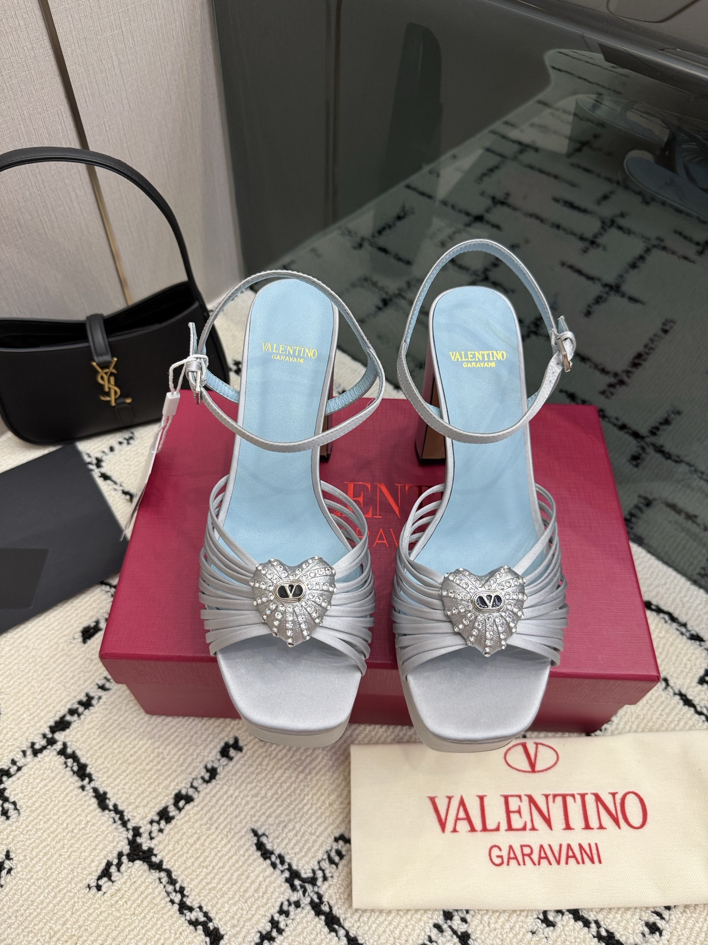 NO:889832,VALENTINO Valentino classic sandals 2026 spring and summer VLOGO SIGNATURE shoe shape has smooth lines. Awesome version. Comfortable on the upper foot. Increases height. Looks slimmer. Elongates the leg line. Comfortable on the upper foot. Increases height. Looks slimmer. Elongates the leg line. Original imported sheepskin upper. Original genuine leather lining. Genuine leather sole. Size 35-39  (40.41. Customization is non-refundable and non-exchangeable), high heels and slippers, valentino, valentino, sandals, high heels, slippers, sheepskin19860909VALENTINO华伦天奴经典凉鞋2026春夏VLOGO SIGNATURE鞋型线条流畅.版型超赞上脚舒适.增高.显瘦.拉长腿部线条 上脚舒适.增高.显瘦.拉长腿部线条 鞋面原版进口羊皮 内里原版真皮鞋底 鞋底真皮鞋底 尺码35-39 (40.41.定制不退不换),高跟鞋拖鞋,valentino,valentino,sandals,high heels,slippers,sheepskin,Women's Shoes