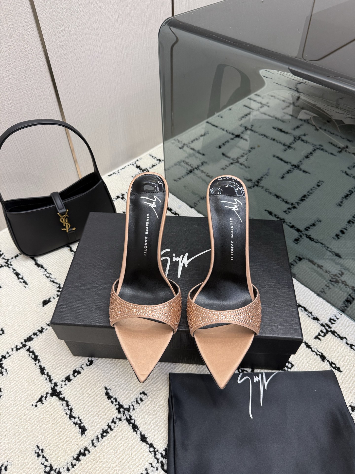NO:889640,Giuseppe Zanott* sandals are crafted from satin and are decorated with Swarovski crystals for a hint of sparkle. The shoe is made of genuine leather. The sole and lining are open toe. Satin upper and genuine leather lining. Genuine leather sole size. Heel: 8.5cm, high heels and slippers, swarovski, sandals, high heels, slippers19860909Giuseppe Zanott*凉鞋采用缎布精制而成,饰绍:有施华洛世奇水晶,散发出一丝闪亮的光芒.该鞋款采用真皮 鞋底和衬里露趾穿上缎面鞋面真皮里料真皮鞋底尺寸 鞋跟: 8.5cm,高跟鞋拖鞋,swarovski,sandals,high heels,slippers,Women's Shoes