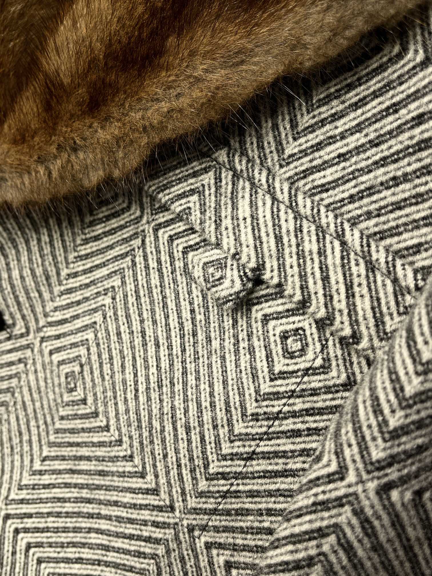典藏奢华进口北美青根貂毛领特织几何图形羊绒混纺长款大衣给亲们介绍分享极力推荐一件合身的大衣上它们是冬天绝